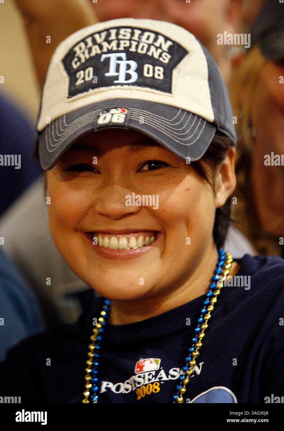 SP 295224 SHAD RAYSHOME 08 (09/28/2008 ST. PETE) Megumi Frenz (cq), 36, wartet auf die Ankunft der Tampa Bay Rays, die von Fans als American League East Champions begrüßt werden, nachdem sie von einem zusätzlichen Innings-Sieg in Detroit am St. Petersburg/Clearwater International Airport in St. Petersburg am Sonntagnachmittag zurückgekehrt sind (Bild: St. Petersburg Times/ZUMAPRESS.com) Stockfoto
