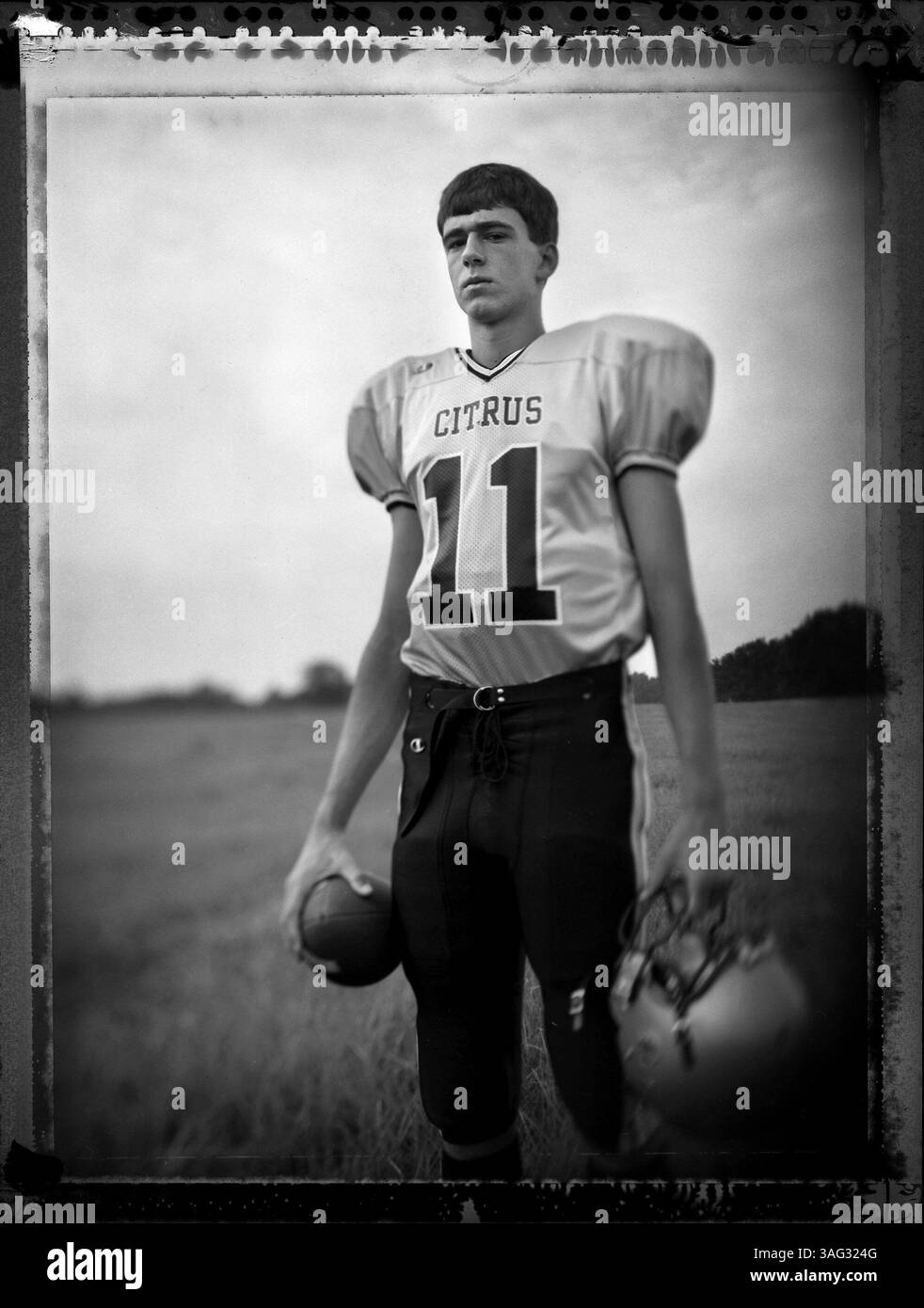 HINWEIS: Für Citrus County Preseason Football Tab...BILDUNTERSCHRIFT: (08/09/2005 Lecanto) Citrus High School Quarterback Walter Howard posiert für ein Porträt auf einem freien Grundstück in Hernando (Credit Image: St Petersburg Times/ZUMAPRESS.com) Stockfoto