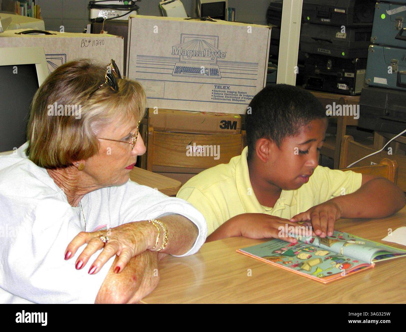 FOTO VON JEAN HAYES. Bild Nr. 1: Shirley Smolenski, links, und John ''''JT'' Thomas teilen einen ruhigen Moment während der Big Brothers Big Sisters of Hernando County Volunteer Recognition Ceremony an der Spring Hill Elementary School vor kurzem. (Bild: St. Petersburg Times/ZUMAPRESS.com) Stockfoto