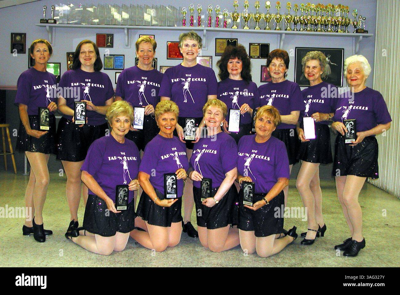 FOTO VON JEAN HAYES. Bild Nr. 1: Die Tap N' Dolls Erwachsene Stepptanzgruppe ist kürzlich mit vier Goldmedaillen von der International Dance Challenge zurückgekehrt. Die Tänzerinnen, die vorne knien, von links, sind: Thelma Rogers, Barbara Petrucci, Diane Trott und Ginny Cunningham. Hinten von links stehen: Judie McKercher, Geralyn Garcia, Terry Litke, Darlene Meyer, Alice Weir, Kathy Loy, Edwannah Perna und Margaret Bowles. Die Tänzerinnen Lisa Kraus, Marie Gage und Connie Reeds waren für das Bild nicht verfügbar. (Bild: St. Petersburg Times/ZUMAPRESS.com) Stockfoto
