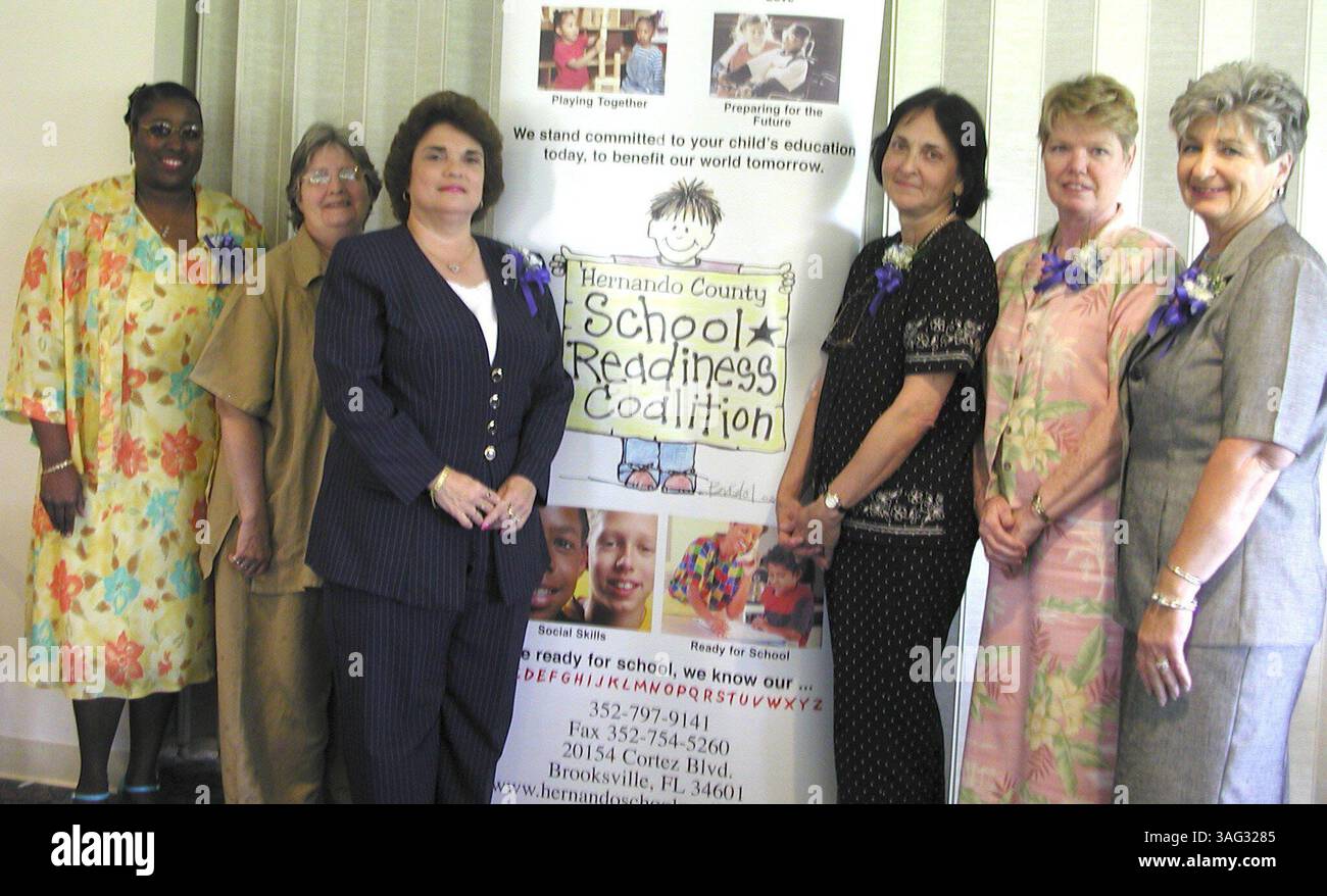 FOTO VON JEAN HAYES. Bild Nr. 1: Lenore Zulauf, ganz rechts, gewann 2004 den Wind Beyond My Wings Award, der von der Hernando County School Readiness Coalition verliehen wurde. Die Nominierten von links sind: Viennesse Black, Connie Heil, Lydia Pinkowski, Peggy Resnick, Cathy Sultan und Zulauf. Wanda Seabol war für das Foto nicht verfügbar. (Bild: St. Petersburg Times/ZUMAPRESS.com) Stockfoto