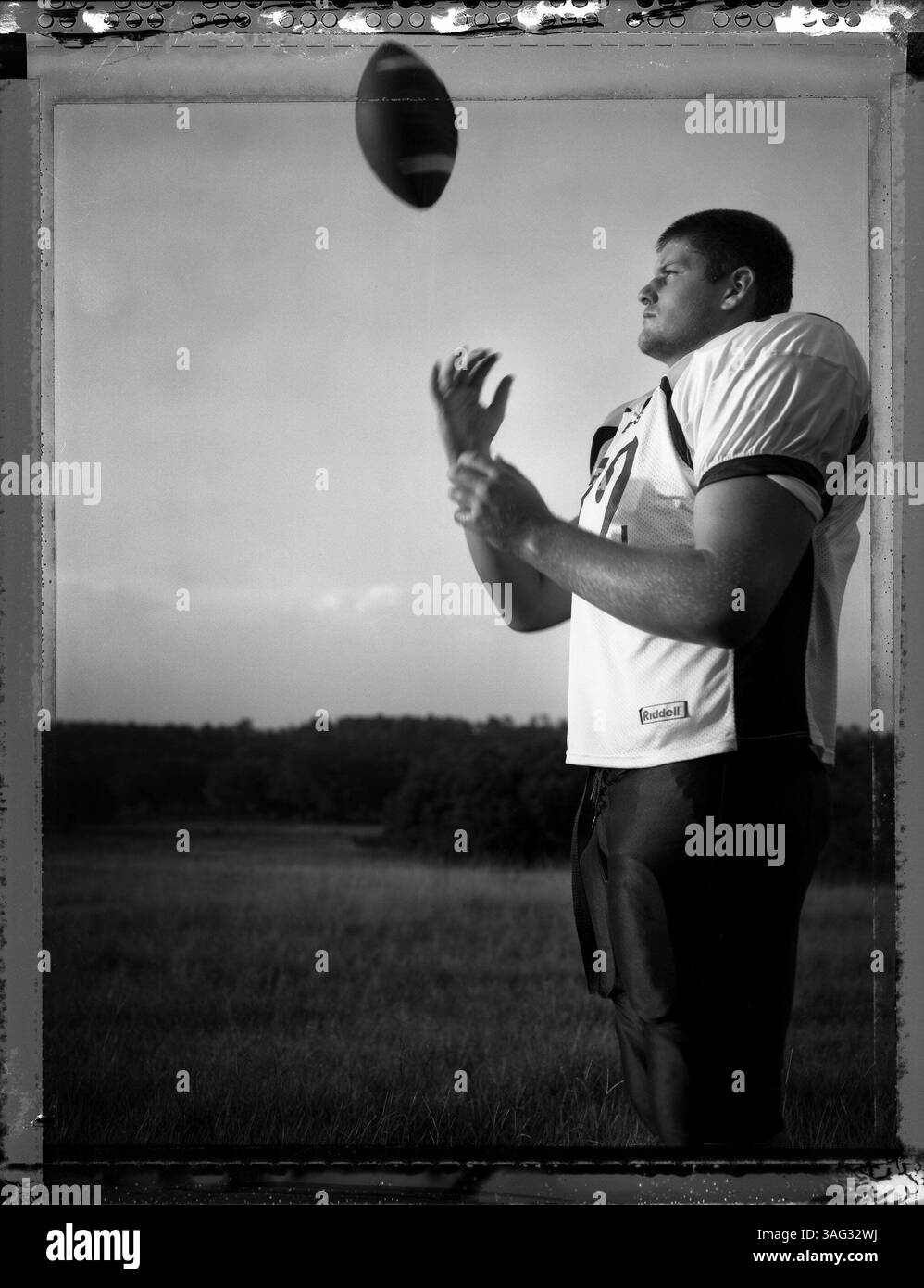 Hinweis an Design Desk: Schneiden Sie nicht von den Rändern ab! Danke. Foto für Hernando County Preseason Football Tab, do not use anderswo!..UNTERSCHRIFT: (08/03/2005 Brooksville) L-R: Central High School Lineman Andy Leavine posiert für ein Porträt auf einem Feld südlich von Brooksville am 3. August 2005. (Bild: St. Petersburg Times/ZUMAPRESS.com) Stockfoto