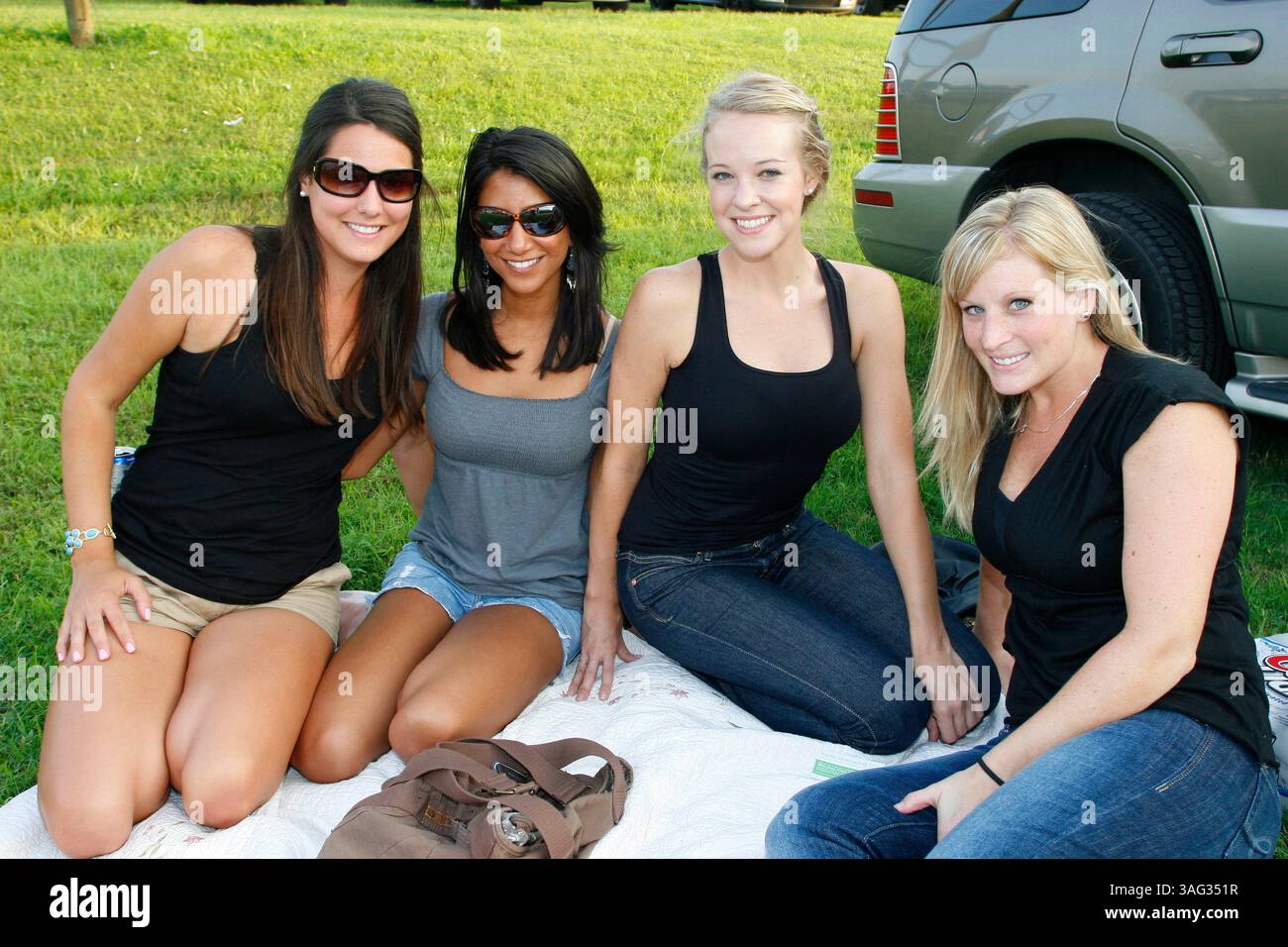 12/2009 Tampa) Brielle Bogan, Samantha Satish, Trista Krone und Kyleen Hudson Heckklappe auf dem Parkplatz des Ford Amphitheaters vor dem Konzert der Dave Matthews Band (Credit Image: St Petersburg Times/ZUMAPRESS.com) Stockfoto