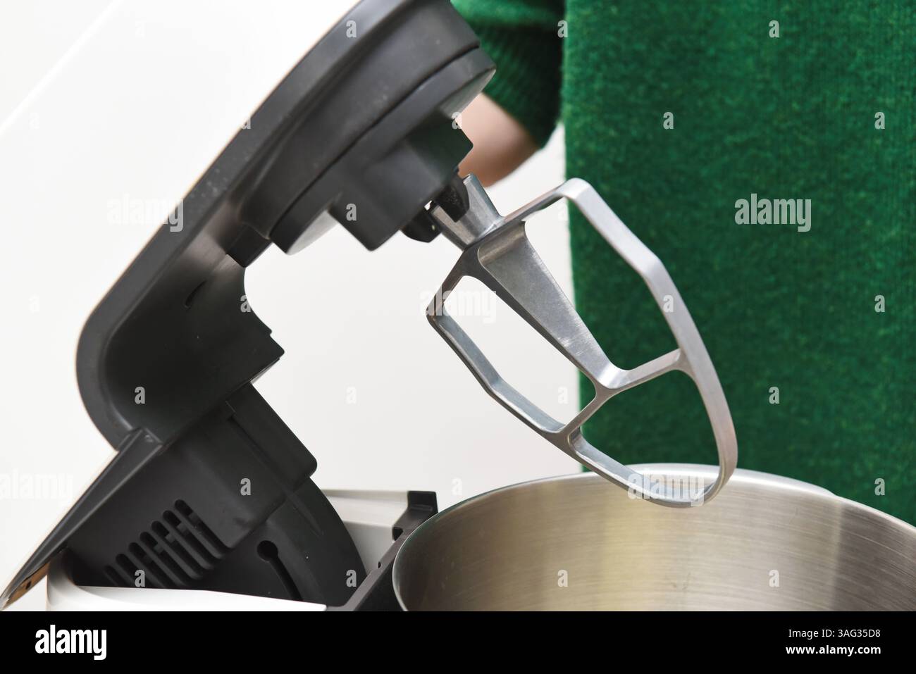 In einem Planetenmischer verquirlen, um Mousse zu machen. Stockfoto