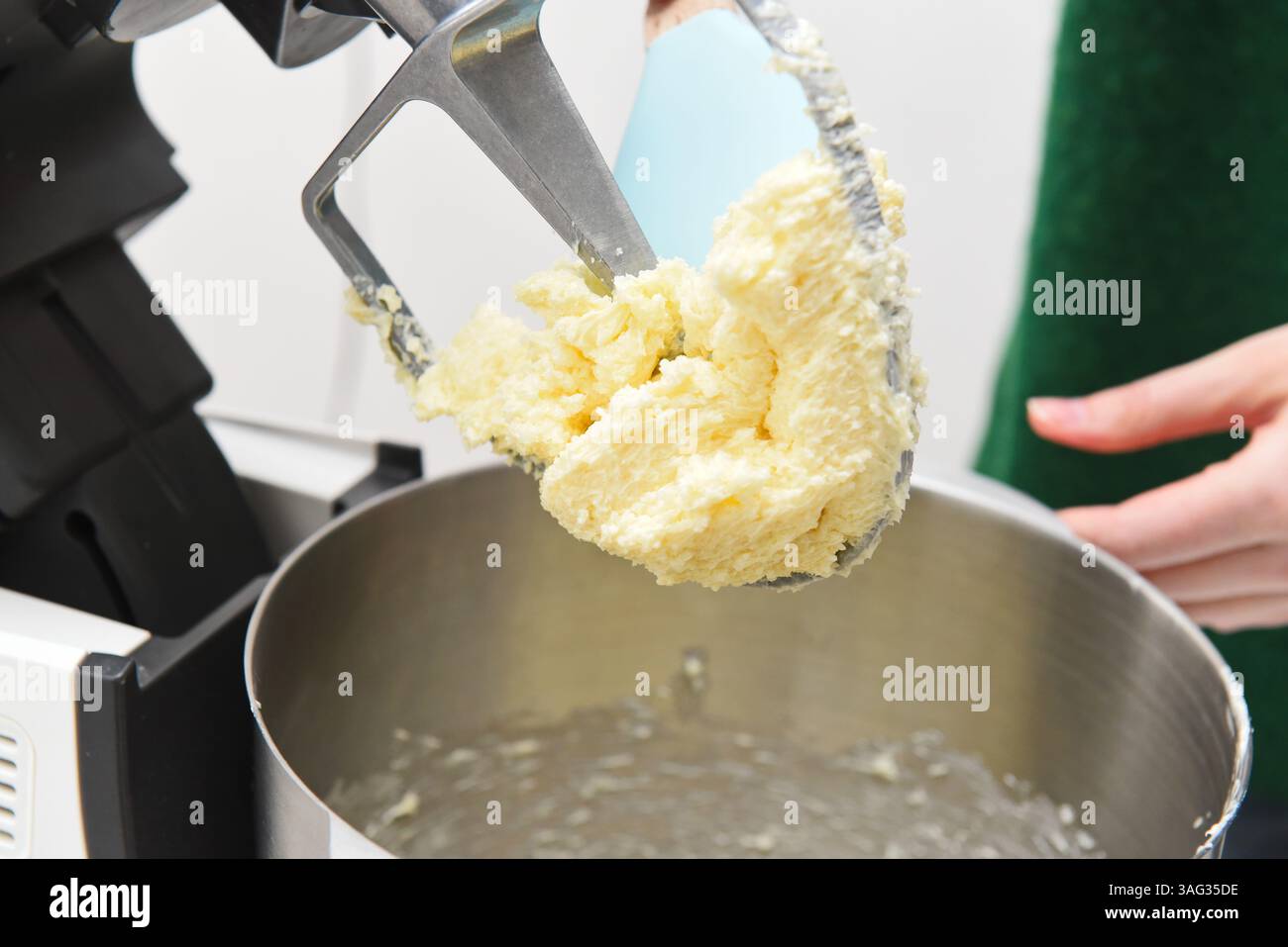 In einem Planetenmischer verquirlen, um Mousse zu machen. Stockfoto