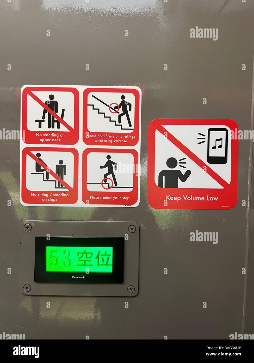 Vertikale Ansicht. Bus-Aufkleber Warngrafiken auf Bus. Eine grüne digitale Tafel, die die Anzahl der verfügbaren Sitzplätze auf dem Oberdeck in Chinesisch (Singapur) anzeigt. Stockfoto