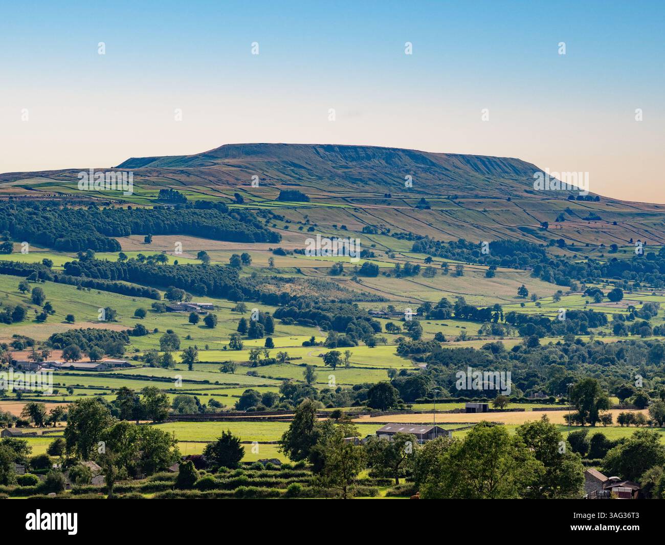 Blick über die Yorkshire Dales in Richtung der Höhe von Hazely, gesehen vom Shawl in Leyburn, an einem trüben Sommertag. Stockfoto