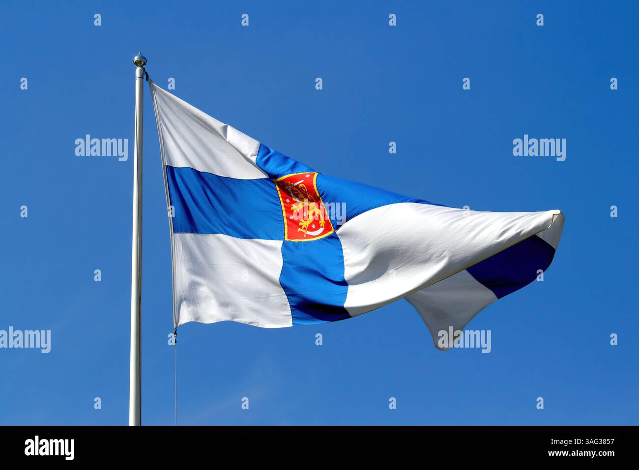 Die Flagge des Bundesstaates Finlands winkt im Wind Stockfoto
