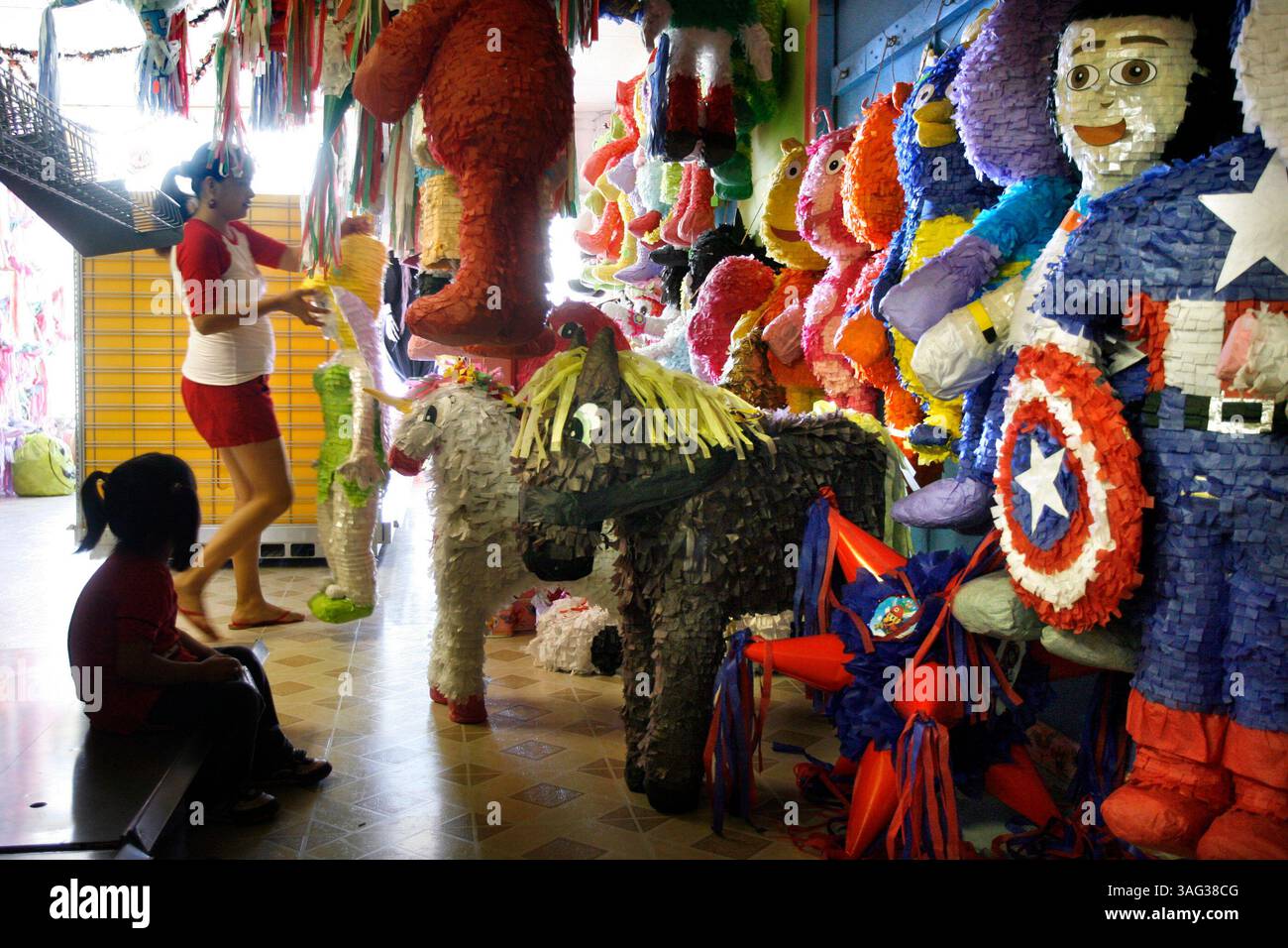 DOUGLAS R. CLIFFORD | TIMES. NP_312306_CLIF_PINATA_1 DONNERSTAG (24.9.//2009) CLEARWATER Diana Herrera (CQ), 25, aus Largo, organisiert mit ihrer Tochter, der dreijährigen Mirabel Herrera, fertige Pinatas (Credit Image: St Petersburg Times/ZUMAPRESS.com) Stockfoto