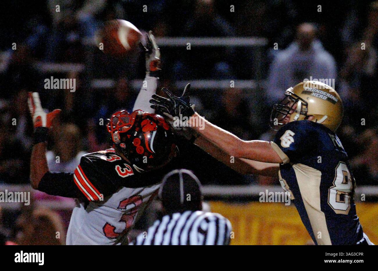 Vacavilles Marcus McMillian (cq) (33) fängt einen Pass ab, der für Ryan Pearson von Elk Grove bestimmt ist (Bild: Sacramento Bee/ZUMAPRESS.com) Stockfoto