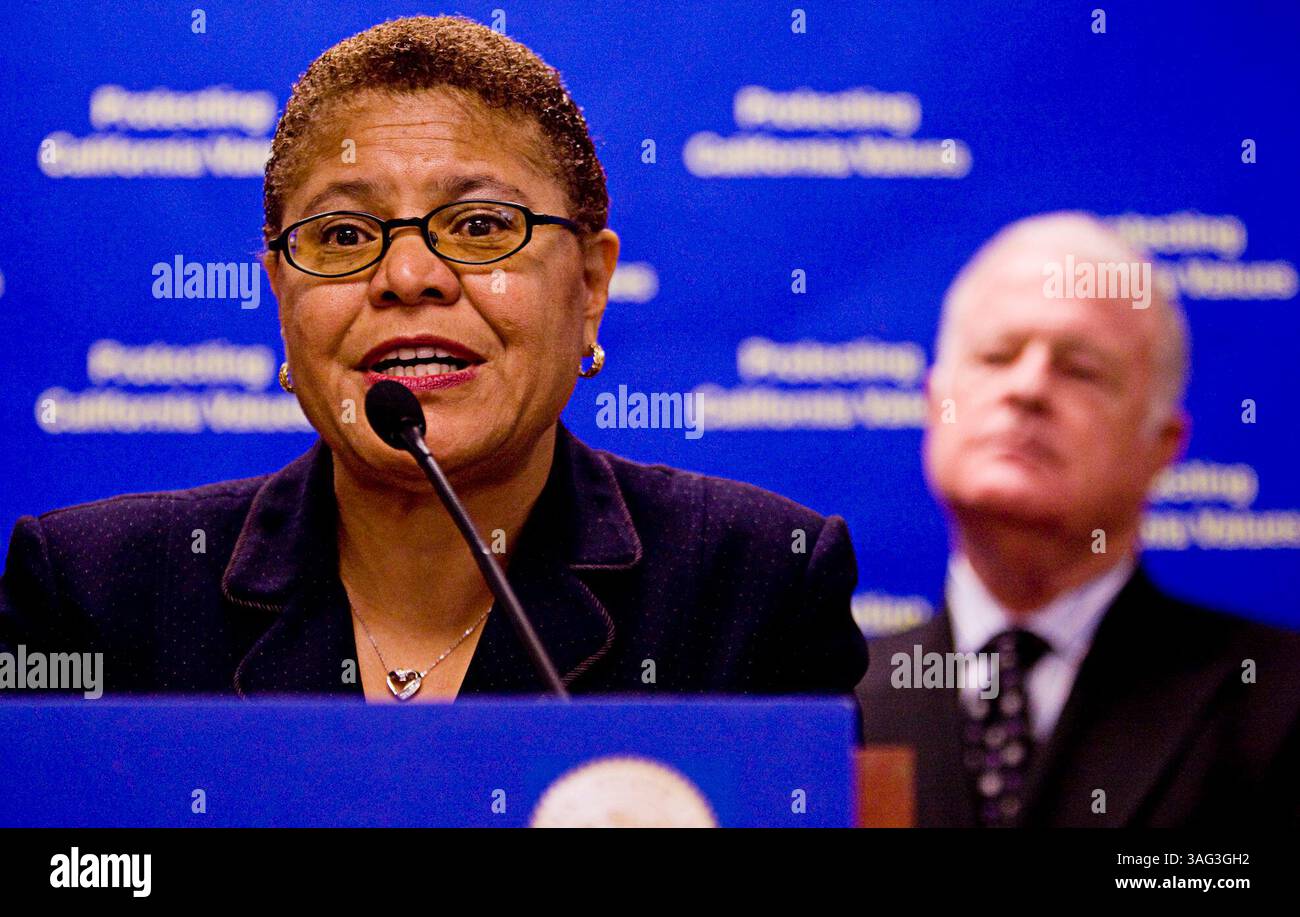SACRAMENTO, CA - 14. MAI :. Rednerin Karen Bass (D-Los Angeles) (L) und Senat pro Tem Don Perata (Bild: Sacramento Bee/ZUMAPRESS.com) Stockfoto