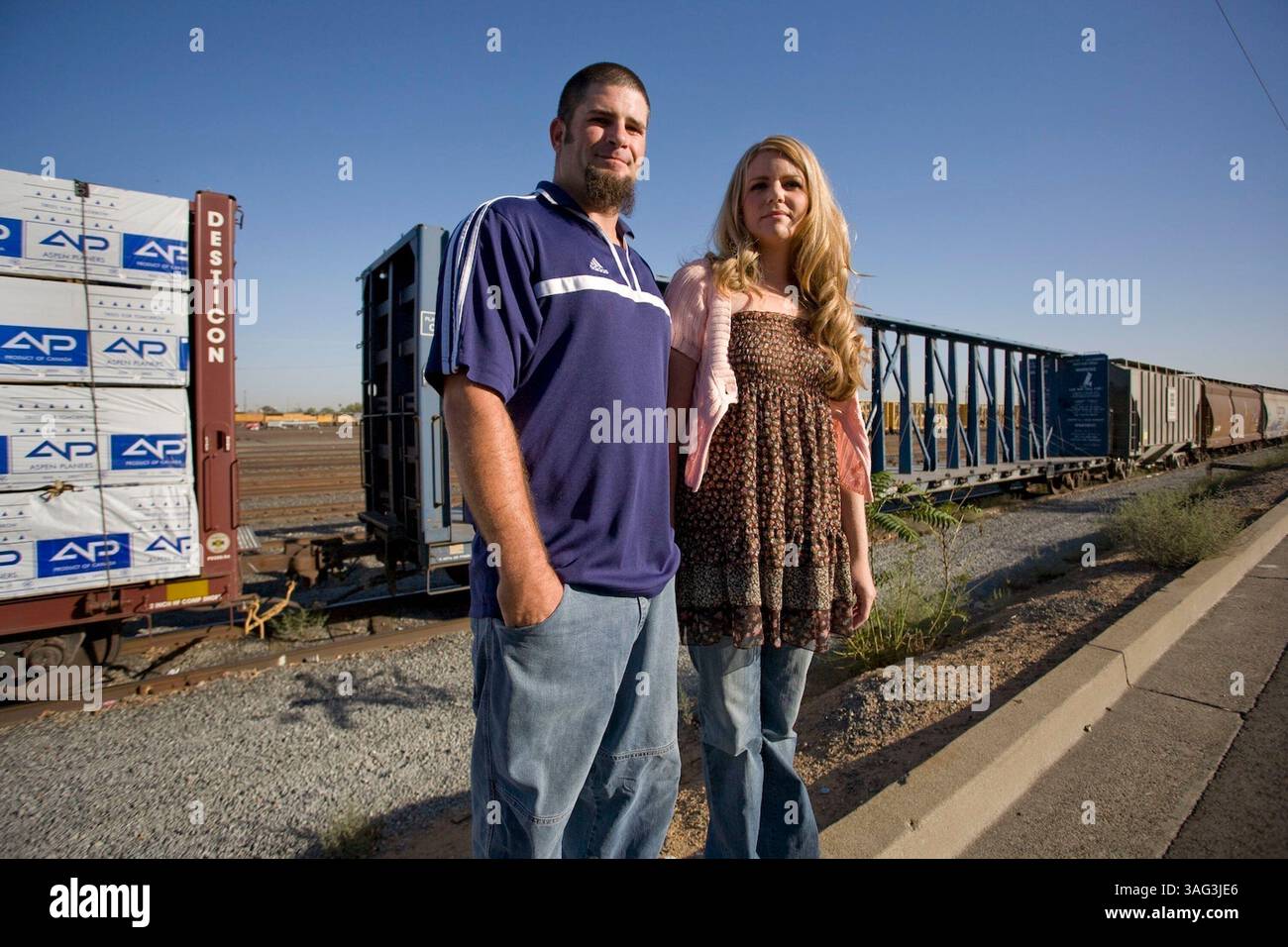 2. September 2008 - Roseville, Kalifornien, USA - MALIA BENSON, 29, und Ehemann MICHAEL BENSON, 31, verklagen Union Pacific Railroad wegen hoher Bleikontamination in ihrem Hausstaub. Sie wohnen weniger als einen Block vom Roseville Yard entfernt, einem der geschäftigsten Umsteigestellen im Westen (Credit Image: Sacramento Bee/ZUMAPRESS.com). Stockfoto