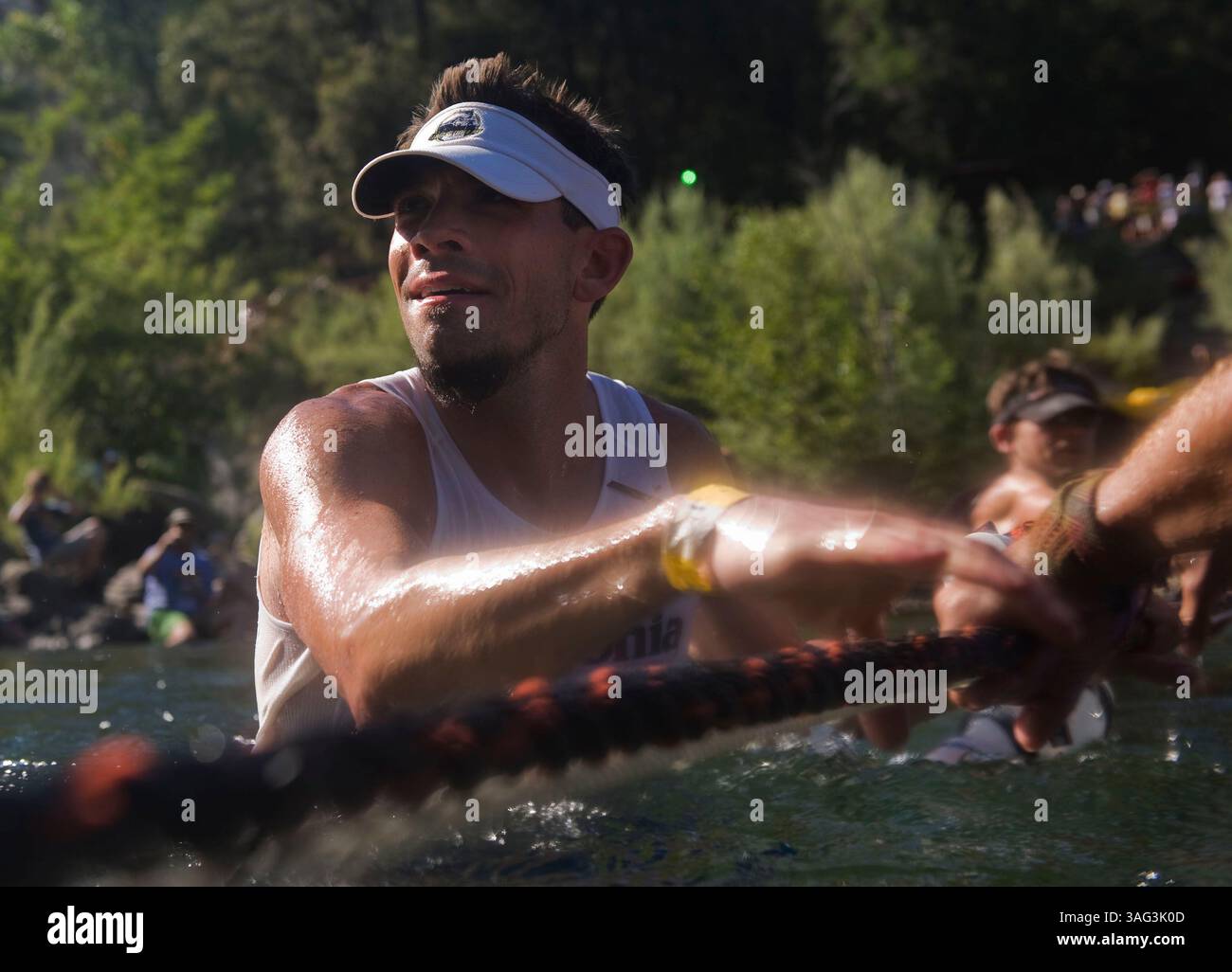 Hal Koerner fließt am Samstag, den 27. Juni 2009, während des 36. Jährlichen 100-km-Ausdauerlaufs in den Western States durch den American River. Rund 400 Athleten starteten das Rennen vom Lake Tahoe's Squaw Valley Resort und werden an der Placer High School in Auburn enden (Bild: Sacramento Bee/ZUMAPRESS.com). Stockfoto