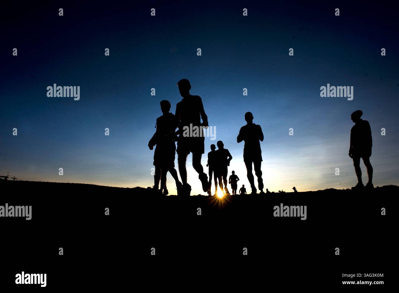 Die Läufer klettern beim 36. Jährlichen 100-km-Ausdauerlauf in Western States am Samstag, 27. Juni 2009 in der Nähe von Squaw Valley über 8.300 Meter. Rund 400 Athleten starteten das Rennen vom Lake Tahoe's Squaw Valley Resort und werden an der Placer High School in Auburn enden (Bild: Sacramento Bee/ZUMAPRESS.com). Stockfoto