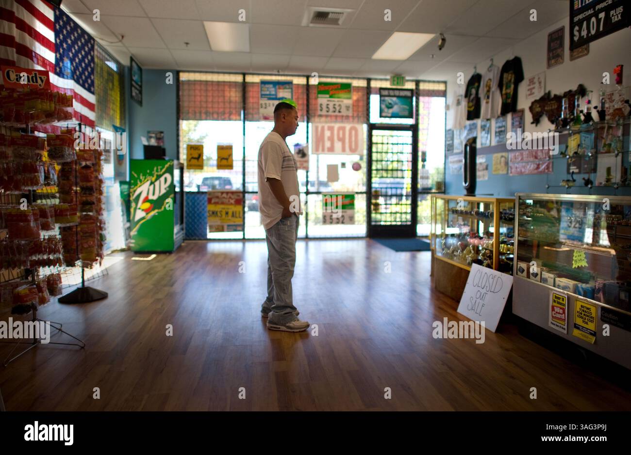 September 2010 - Sacramento, Kalifornien, USA - Joe's Smoke Shop am Stockton Boulevard schließt seine Türen, aber nicht wegen der Wirtschaft. Nach fast zwei Jahren und sechs Einbrüchen hat Joe Llegan (gezeigt) es geschafft. Der letzte Strohhaufen kam Dienstagabend, als ihre Eltern ihr Auto durch seine Ladenfront fässten, wo die amerikanische Flagge jetzt drapiert ist (Credit Image: Sacramento Bee/ZUMAPRESS.com) Stockfoto