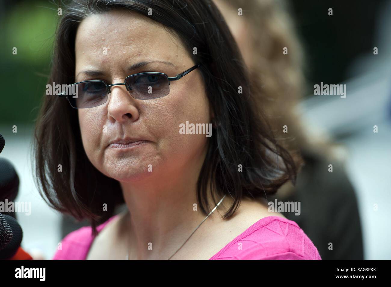 4. Oktober 2010 - Sacramento, USA - die Staatsangestellte Valerie Brown antwortet auf die lang erwartete Entscheidung des kalifornischen Obersten Gerichtshofs über die Autorität von Gouverneur Arnold Schwarzenegger, Staatsangestellte am 4. Oktober 2010 in der Innenstadt von Sacramento zu entlassen. Das Gericht entschied, dass Staatsangestellte rechtmäßig eingezogen wurden und kein Anspruch auf Rückzahlung haben (Credit Image: Sacramento Bee/ZUMAPRESS.com) Stockfoto