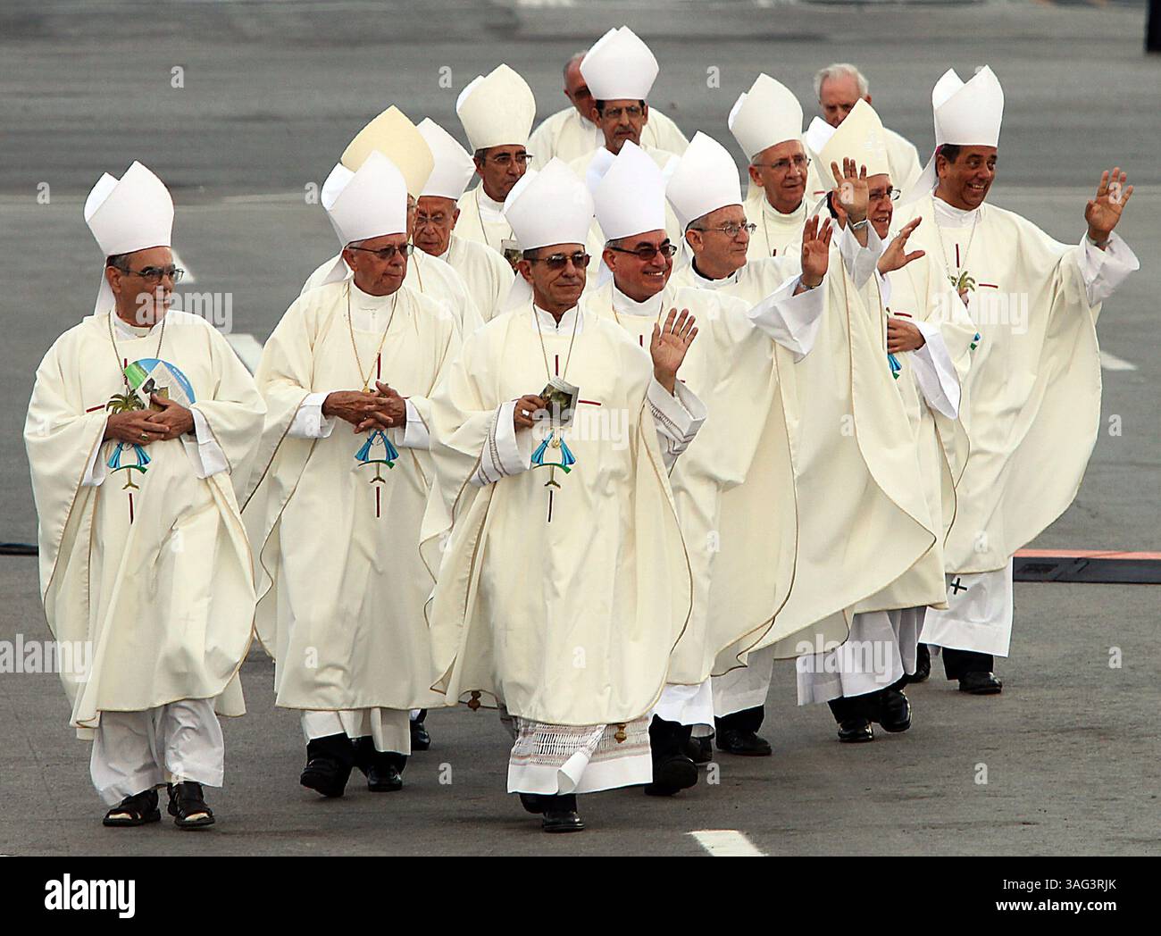 26. März 2012 – Santiago, JUNGTIER – einige Klerus kommen am Montag, 26. März 2012 zu Fuß an, um die heutige päpstliche Messe von Papst Benedikt XVI. Auf der Plaza de la Revolucion Antonio Maceo in Santiago de Cuba zu feiern. (Bild: © Patrick Farrell/Miami Herald/MCT/ZUMAPRESS.com) Stockfoto