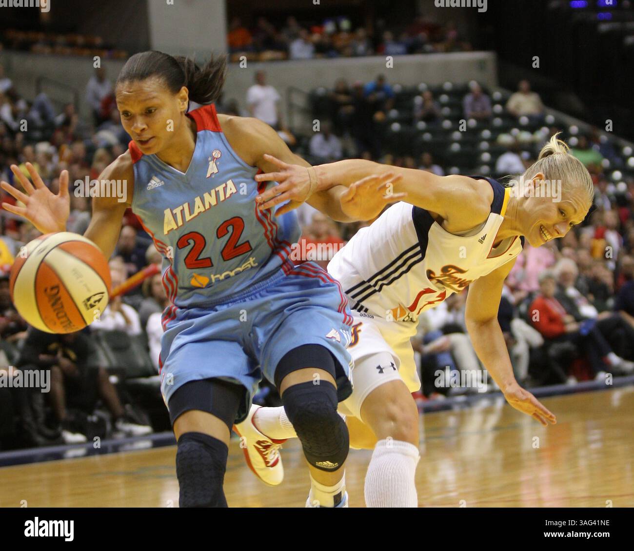2. Oktober 2012 - Indianapolis, Indiana, USA - 02. Oktober 2012: Der Indiana Fever Guard Erin Phillips (13) bezwingt Atlanta Dream g-f Armintie Price (22) während eines Playoffs zwischen den Atlanta Dream und dem Indiana Fever im Bankers Life Fieldhouse in Indianapolis, Indiana. Indiana besiegte Atlanta, um in Runde zwei der Playoffs 75–64 zu gelangen. (Bild: © Pat Lovell/Cal Sport Media/ZUMAPRESS.com) Stockfoto