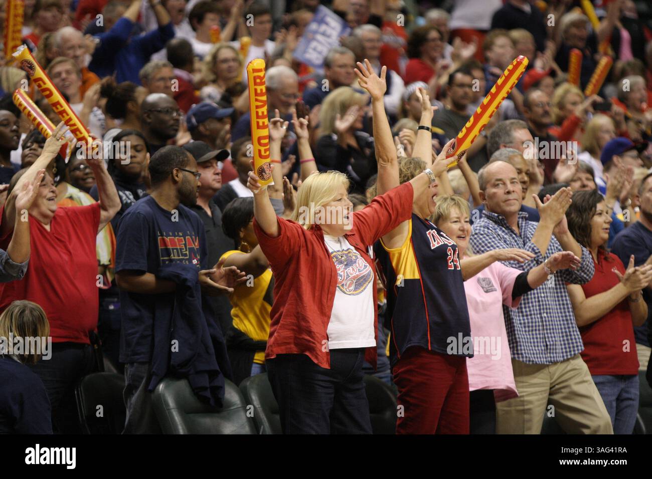 2. Oktober 2012 - Indianapolis, Indiana, USA - 02. Oktober 2012: Fans des Indiana Fever während eines Playoffs zwischen dem Atlanta Dream und dem Indiana Fever im Bankers Life Fieldhouse in Indianapolis, Indiana. Indiana besiegte Atlanta, um in Runde zwei der Playoffs 75–64 zu gelangen. (Bild: © Pat Lovell/Cal Sport Media/ZUMAPRESS.com) Stockfoto
