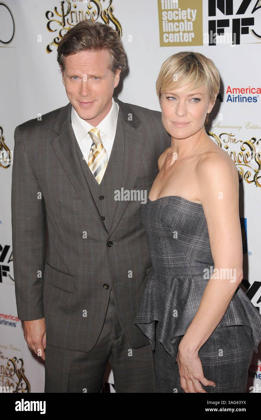 2. Oktober 2012 - New York, New York, USA - CARY ELWES und ROBIN WRIGHT nehmen an der 25. Jahrestagung von „The Princess Bride“ während des 50. New Yorker Filmfestivals in der Alice Tully Hall Teil. (Kreditbild: © Kristin Callahan/Ace Pictures/ZUMAPRESS.com) Stockfoto