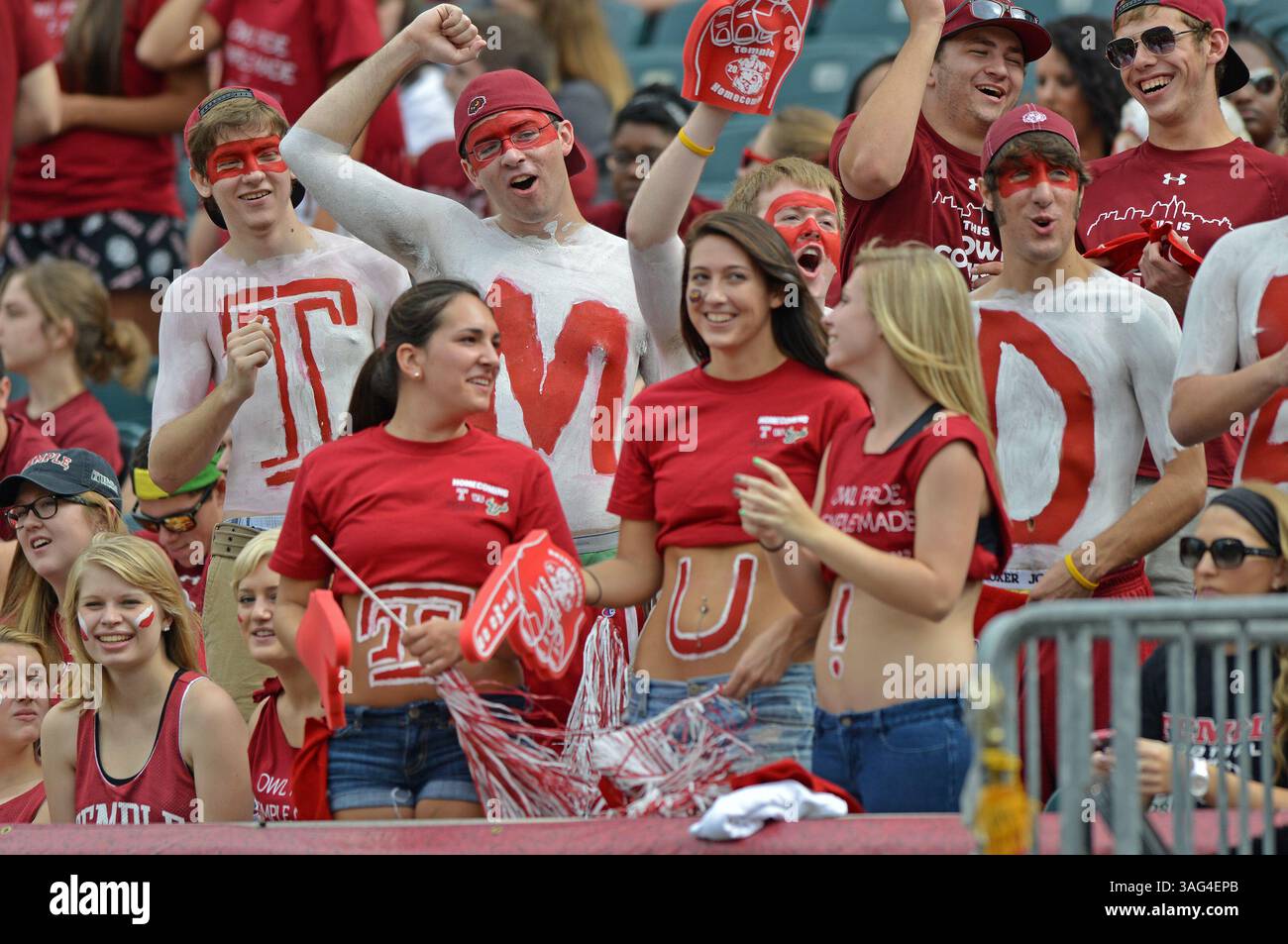 Oktober 2012 - Philadelphia, Pennsylvania, USA S - Temple Owls Fußballfans auf den Tribünen vor dem Big East Conference Football Spiel zwischen der University of South Florida und der Temple University in Philadelphia. Temple besiegte den USF 37-28 im ersten Big East Conference Football-Spiel der Owls seit seiner Rückkehr zur Konferenz. (Bild: © Ken Inness/ZUMApress.com) Stockfoto