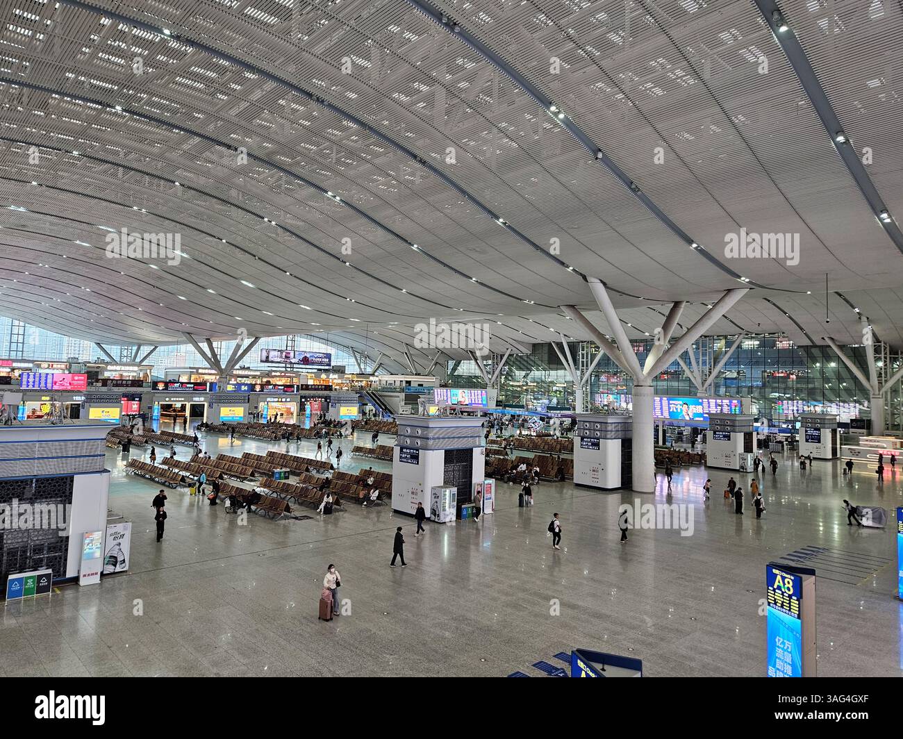 Innenraum des Shenzhen North Railway Station – modernes Design und Hochgeschwindigkeitsbahnknotenpunkt in China, Shenzhen, Guangdong, China Stockfoto