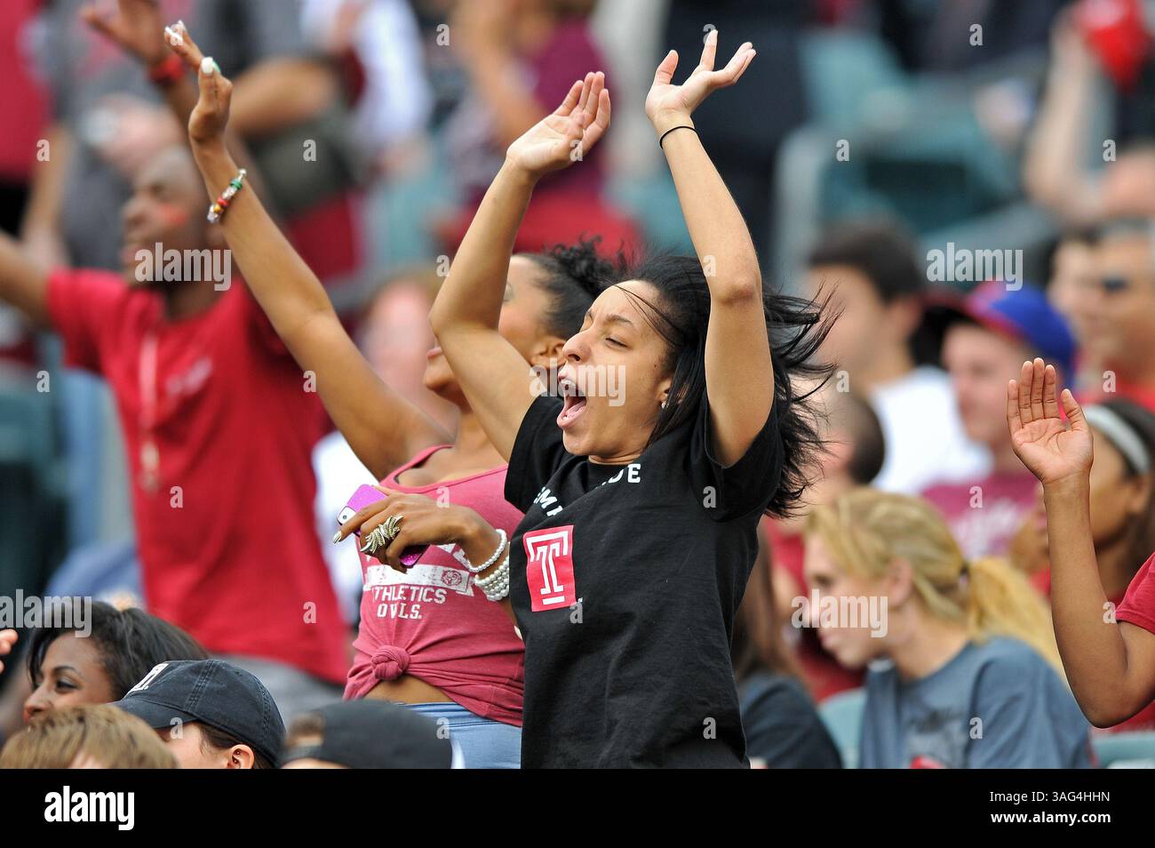 Oktober 2012 - Philadelphia, Pennsylvania, USA S - Temple-Fans genießen das Fußballspiel der Big East Conference zwischen der University of South Florida und der Temple University in Philadelphia. Temple besiegte den USF 37-28 im ersten Big East Conference Football-Spiel der Owls seit seiner Rückkehr zur Konferenz. (Bild: © Ken Inness/ZUMApress.com) Stockfoto