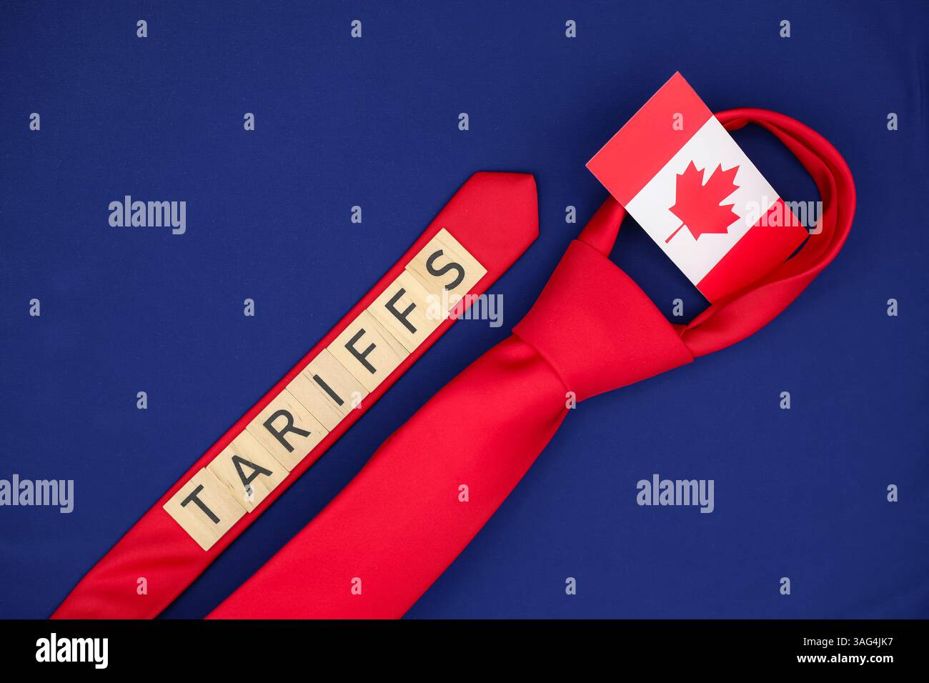 Die symbolische kanadische Flagge ist in der Schleife einer roten Krawatte. Das Wort "Tarife" steht auf der Tie. US Tax Policy and Trade war Concept. Stockfoto