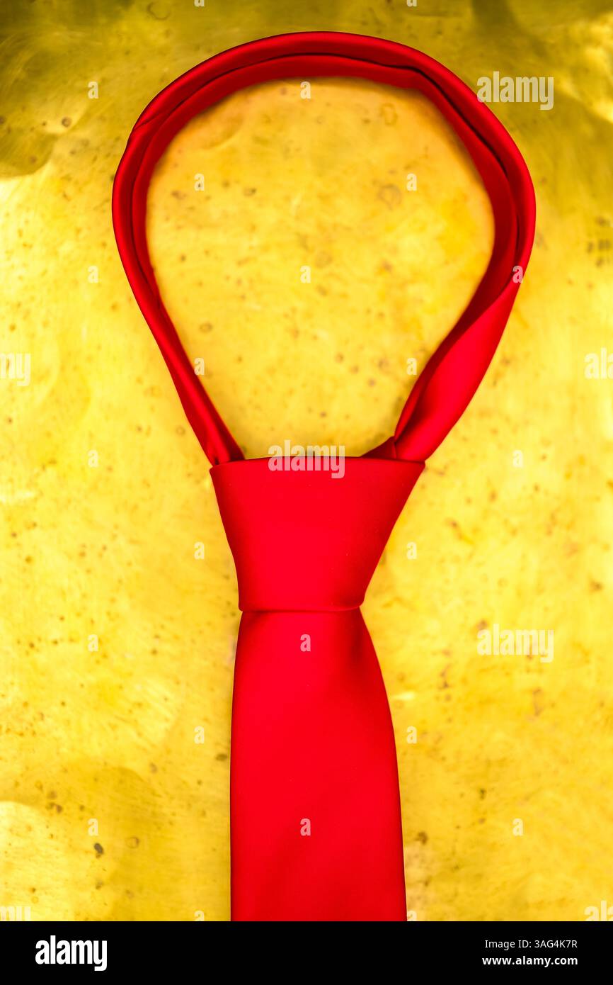 Amerikas Konzept des Goldenen Zeitalters mit Red Tie. Politischer Symbolismus. Metapher für Macht und Wohlstand aus der Trump-Ära. Red Tie und das Versprechen von Wohlstand. Stockfoto