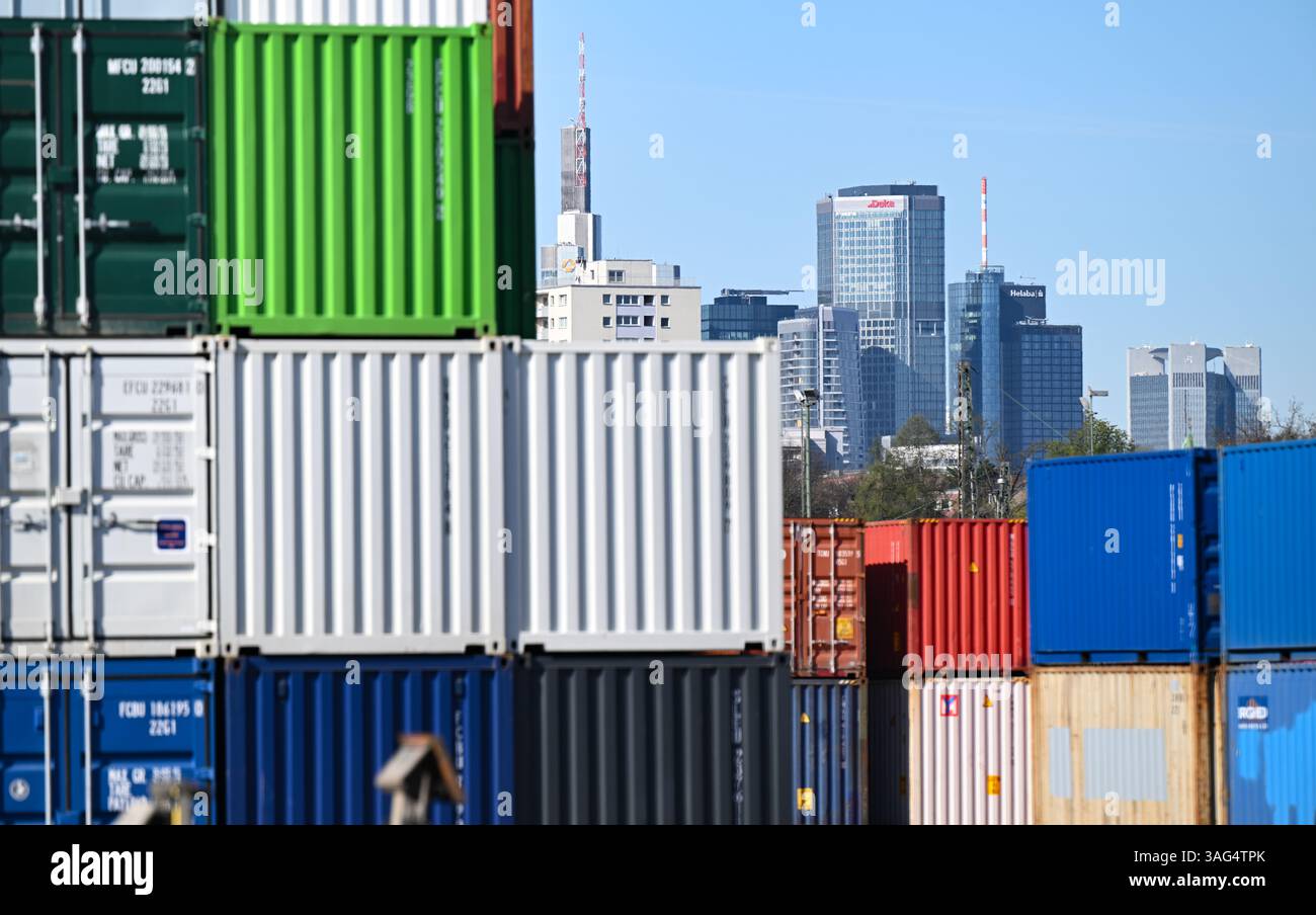 08. April 2025, Hessen, Frankfurt/Main: Im Osten der Bankenstadt werden Gütercontainer auf dem Gelände des Umschlagbahnhofs DB gestapelt. Die Wolkenkratzer der Bank-Skyline erheben sich hinter ihnen. US-Präsident Trumps aggressive US-Zollpolitik kann auch als Handelskrieg gegen den Rest der Welt angesehen werden. Nach drei Tagen des Handels mit dem Rot startete der DAX am Dienstag wieder höher. Foto: Arne Dedert/dpa Stockfoto