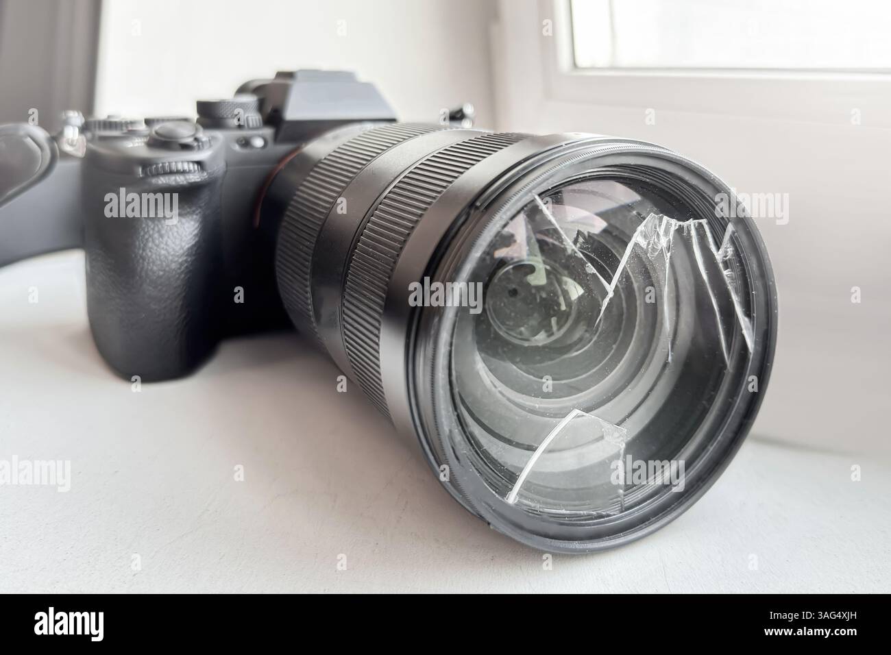 Moderne spiegellose Kamera mit kaputtem Objektiv, Nahaufnahme. Stockfoto