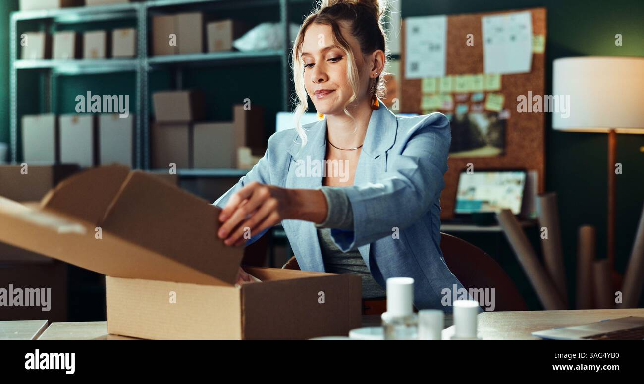 Box, Prüfung und Logistik mit Frau im Büro zur Qualitätskontrolle von Lieferung oder Versand. Inspektion, Verpackung und Lieferkette mit ernsthafter Person Stockfoto