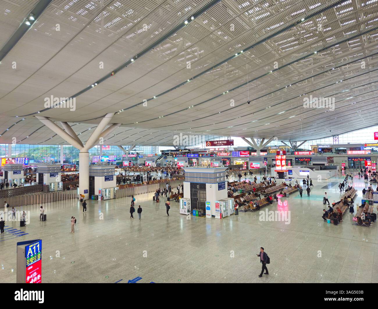 Innenraum des Shenzhen North Railway Station – moderner Hochgeschwindigkeitsbahnknotenpunkt in China, Shenzhen, Guangdong, China Stockfoto