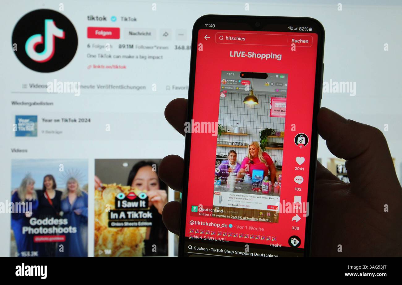 Auf einem Laptop wurde die Website von TikTok aufgerufen. Davor wurde auf einem Smartphone der Account vom TikTok-Shop bei dem Videoportal aufgerufen, das nun auch in Deutschland ins E-Commerce-Geschäft eingestiegen ist. Schnelsen Hamburg *** auf die TikTok-Website wurde per Laptop zugegriffen zuvor wurde das TikTok Shop-Konto über ein Smartphone auf dem Videoportal aufgerufen, das nun auch in das E-Commerce-Geschäft in Deutschland Schnelsen Hamburg eingestiegen ist Stockfoto