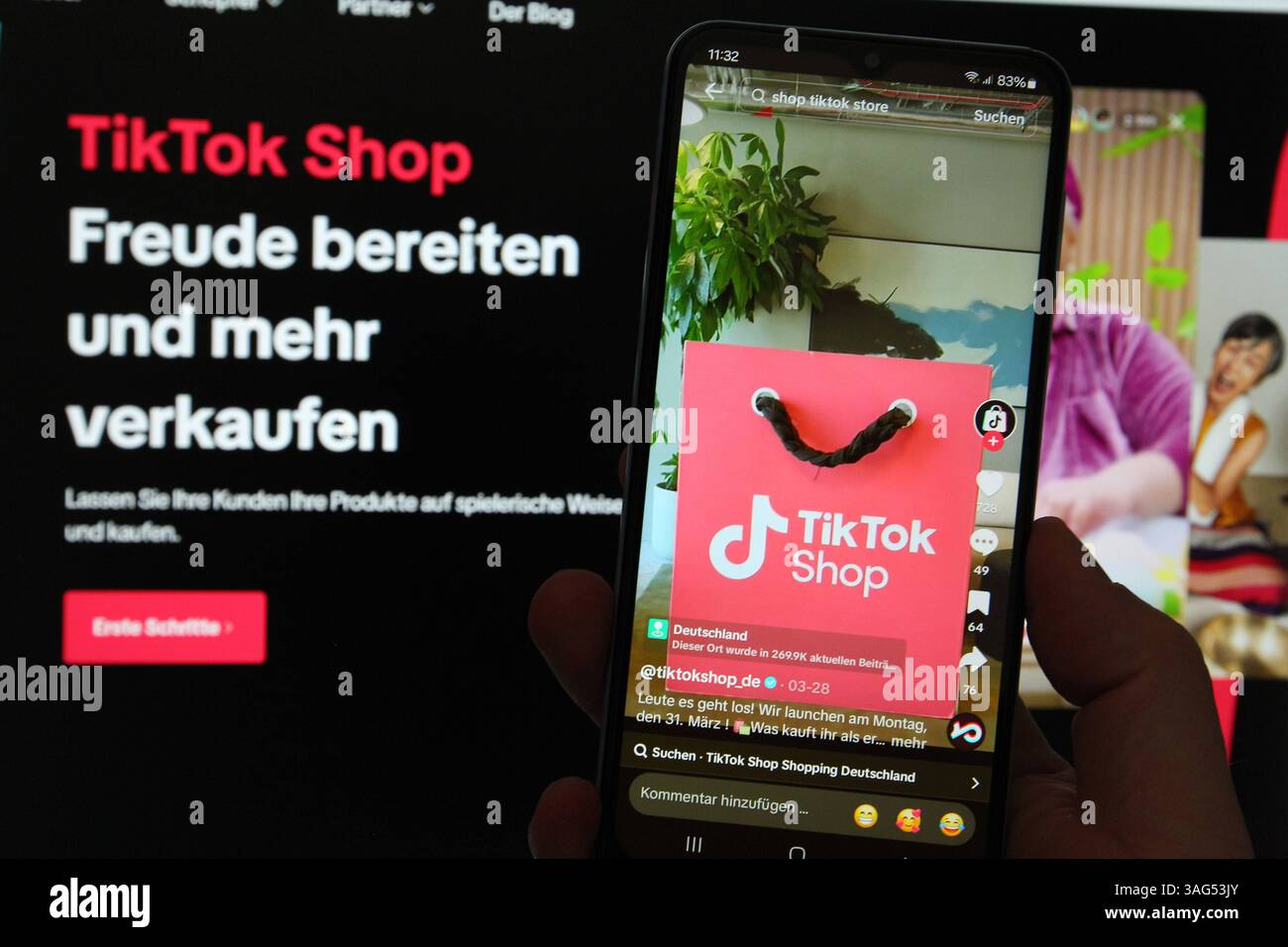 Auf einem Laptop wurde die Website vom TikTok-Shop aufgerufen. Davor wurde auf einem Smartphone der Account vom TikTok-Shop bei dem Videoportal aufgerufen, das nun auch in Deutschland ins E-Commerce-Geschäft eingestiegen ist. Schnelsen Hamburg *** auf die TikTok Shop-Website wurde über einen Laptop zugegriffen zuvor wurde das TikTok Shop-Konto über ein Smartphone auf dem Videoportal aufgerufen, das nun auch in das E-Commerce-Geschäft in Deutschland eingestiegen ist Schnelsen Hamburg Stockfoto