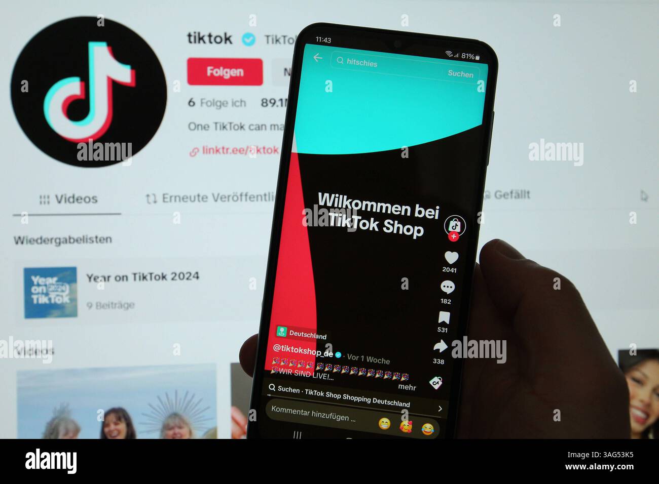 Auf einem Laptop wurde die Website von TikTok aufgerufen. Davor wurde auf einem Smartphone der Account vom TikTok-Shop bei dem Videoportal aufgerufen, das nun auch in Deutschland ins E-Commerce-Geschäft eingestiegen ist. Schnelsen Hamburg *** auf die TikTok-Website wurde per Laptop zugegriffen zuvor wurde das TikTok Shop-Konto über ein Smartphone auf dem Videoportal aufgerufen, das nun auch in das E-Commerce-Geschäft in Deutschland Schnelsen Hamburg eingestiegen ist Stockfoto