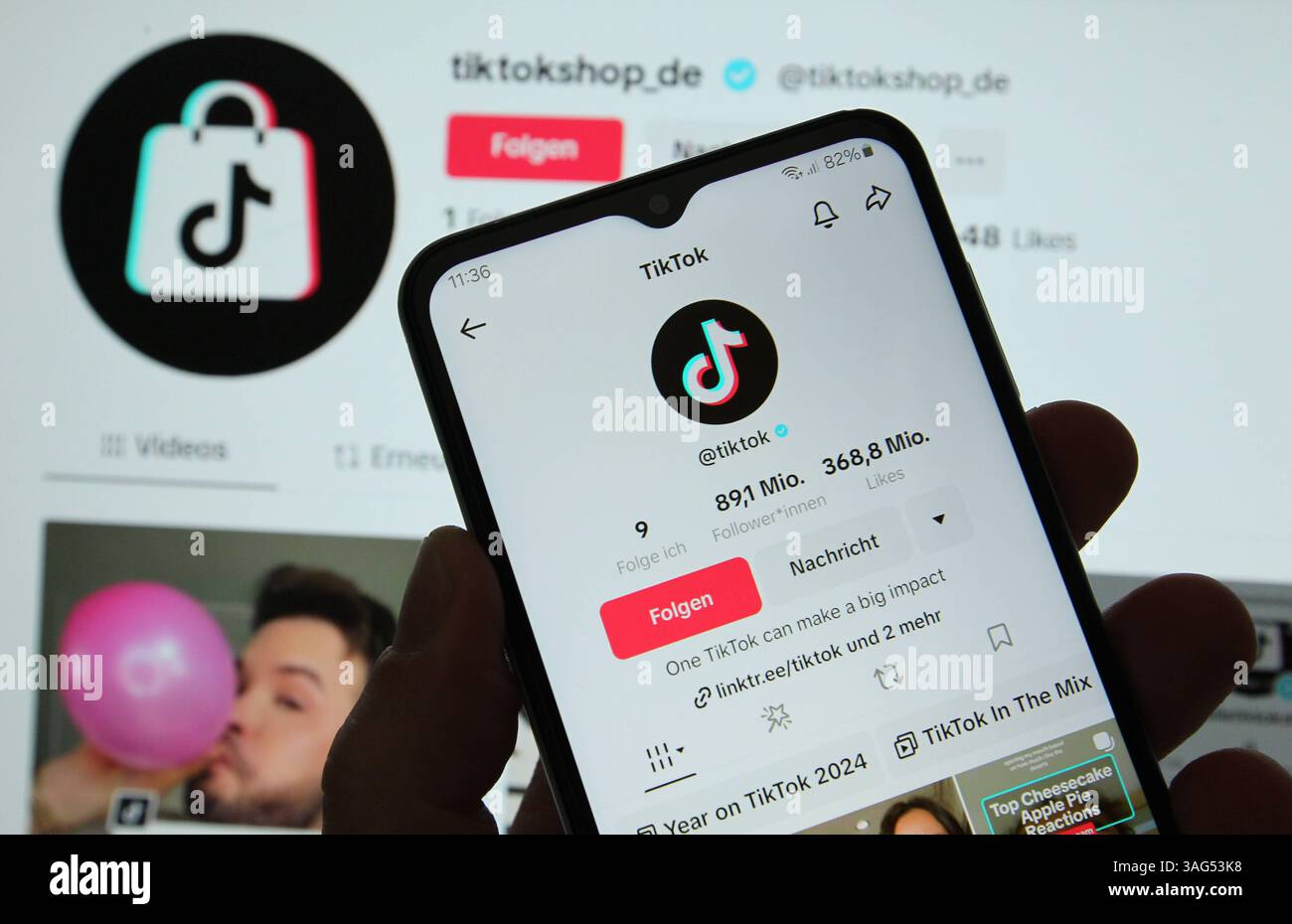 Auf einem Smartphone wurde die Website von TikTok aufgerufen. Dahinter war auf einem Laptop der Account vom TikTok-Shop bei dem Videoportal aufgerufen, das nun auch in Deutschland ins E-Commerce-Geschäft eingestiegen ist. Schnelsen Hamburg *** die TikTok-Website wurde über ein Smartphone aufgerufen. Dahinter wurde das Konto des TikTok-Shops auf einem Laptop beim Videoportal abgerufen, das nun auch in das E-Commerce-Geschäft in Deutschland Schnelsen Hamburg eingestiegen ist Stockfoto