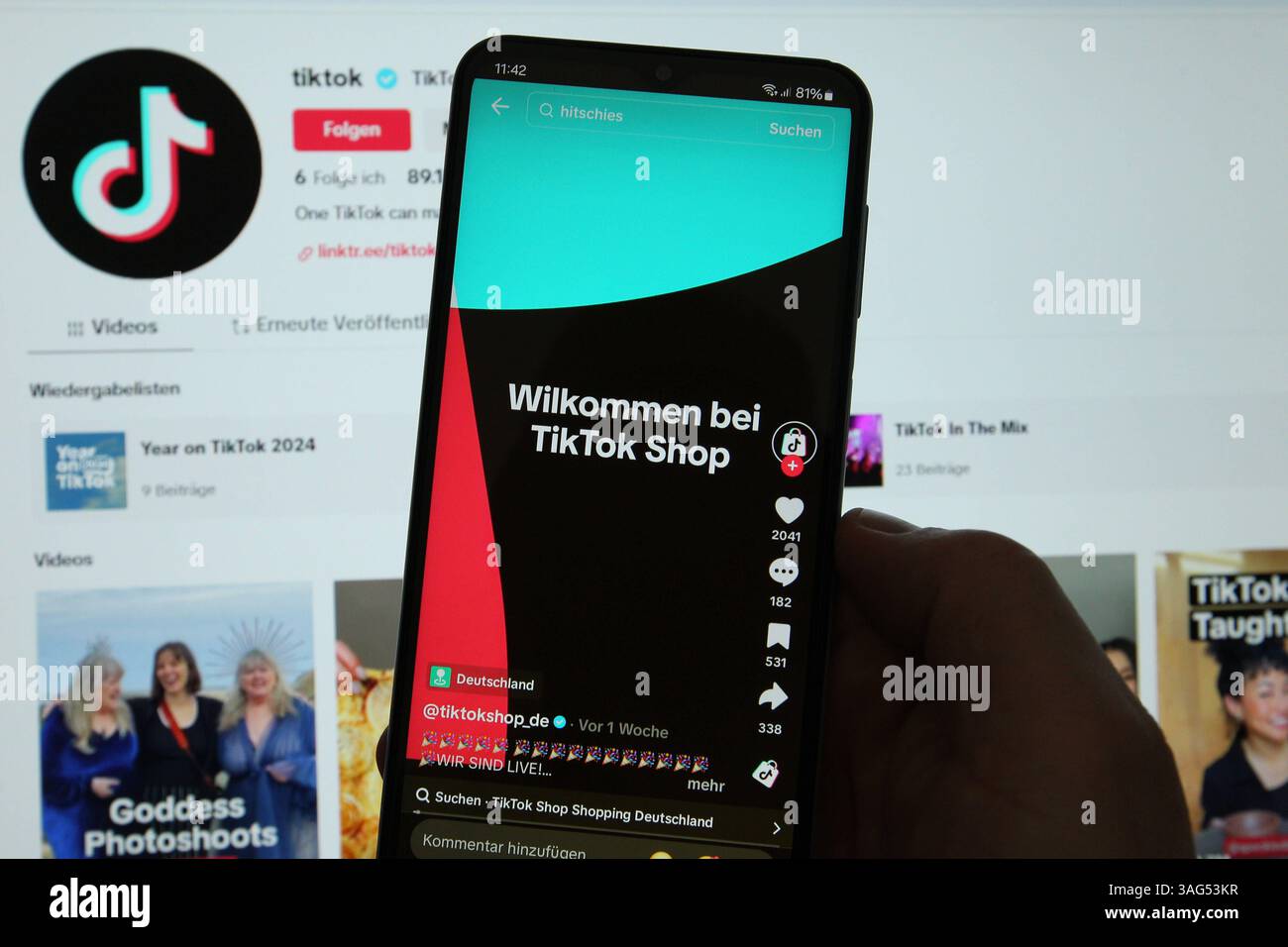 Auf einem Laptop wurde die Website von TikTok aufgerufen. Davor wurde auf einem Smartphone der Account vom TikTok-Shop bei dem Videoportal aufgerufen, das nun auch in Deutschland ins E-Commerce-Geschäft eingestiegen ist. Schnelsen Hamburg *** auf die TikTok-Website wurde per Laptop zugegriffen zuvor wurde das TikTok Shop-Konto über ein Smartphone auf dem Videoportal aufgerufen, das nun auch in das E-Commerce-Geschäft in Deutschland Schnelsen Hamburg eingestiegen ist Stockfoto