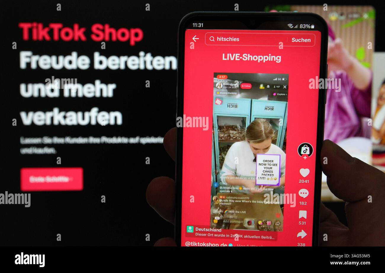 Auf einem Laptop wurde die Website vom TikTok-Shop aufgerufen. Davor wurde auf einem Smartphone der Account vom TikTok-Shop bei dem Videoportal aufgerufen, das nun auch in Deutschland ins E-Commerce-Geschäft eingestiegen ist. Schnelsen Hamburg *** auf die TikTok Shop-Website wurde über einen Laptop zugegriffen zuvor wurde das TikTok Shop-Konto über ein Smartphone auf dem Videoportal aufgerufen, das nun auch in das E-Commerce-Geschäft in Deutschland eingestiegen ist Schnelsen Hamburg Stockfoto