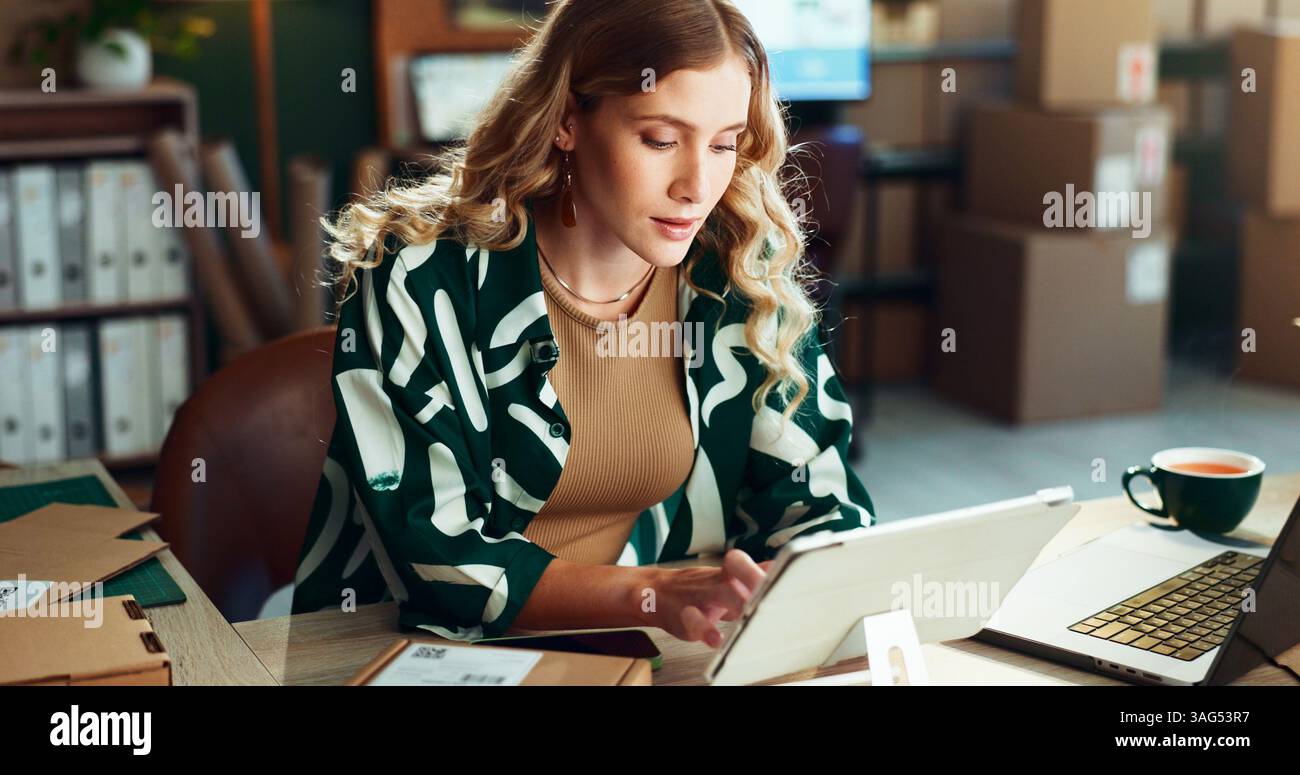 Boxen, Logistik und Tablet mit Frau im Büro zur Lieferung oder zum Versand per App. Agenda, Vertrieb und Lieferkette mit selbstbewusster Person Stockfoto