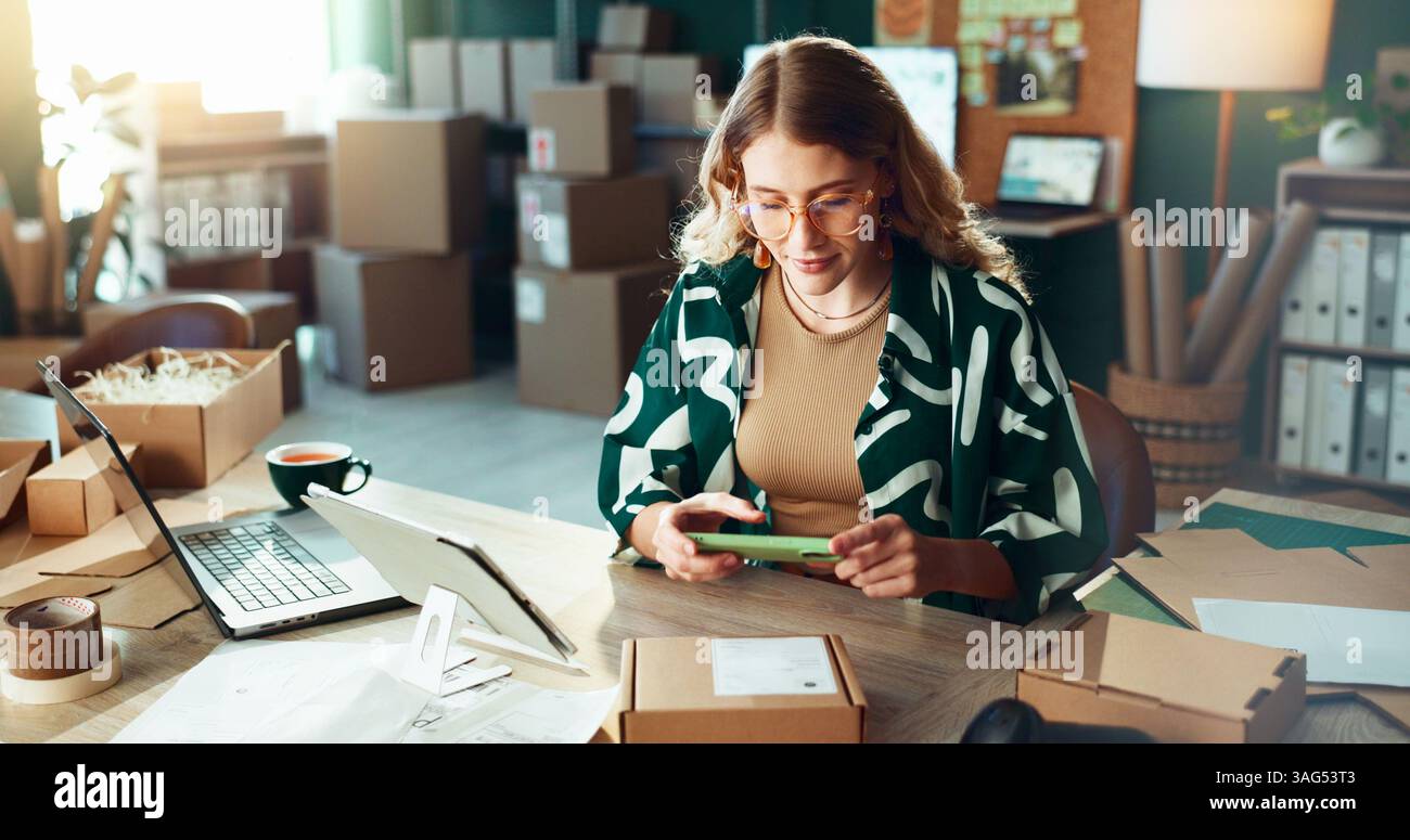 Strichcode, Logistik und Telefon mit Frau Scannerbox im Büro für Lieferung oder Sendungsverfolgung. App, Foto und Lieferkette mit Person in Stockfoto