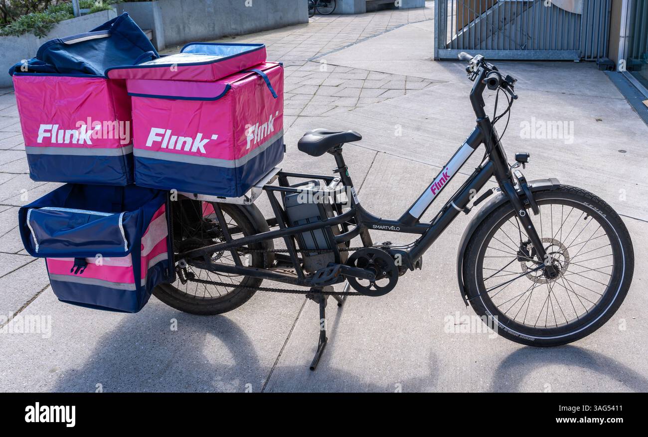 Amsterdam, Niederlande, 31.03.2025, Flink Elektro-Lieferrad mit Taschen, On-Demand-Lieferservice in Deutschland und den Niederlanden Stockfoto