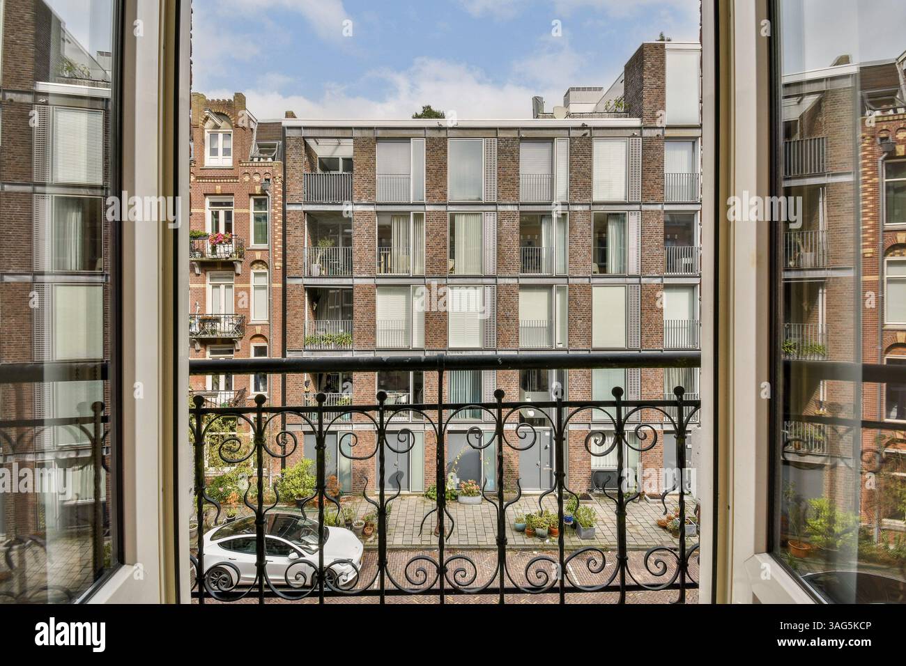 Ein schöner Blick vom Balkon mit gut strukturierten Gebäuden und Blumen. Das Bild fängt das Wesen des urbanen Lebens in Verbindung mit der Natur ein. Stockfoto