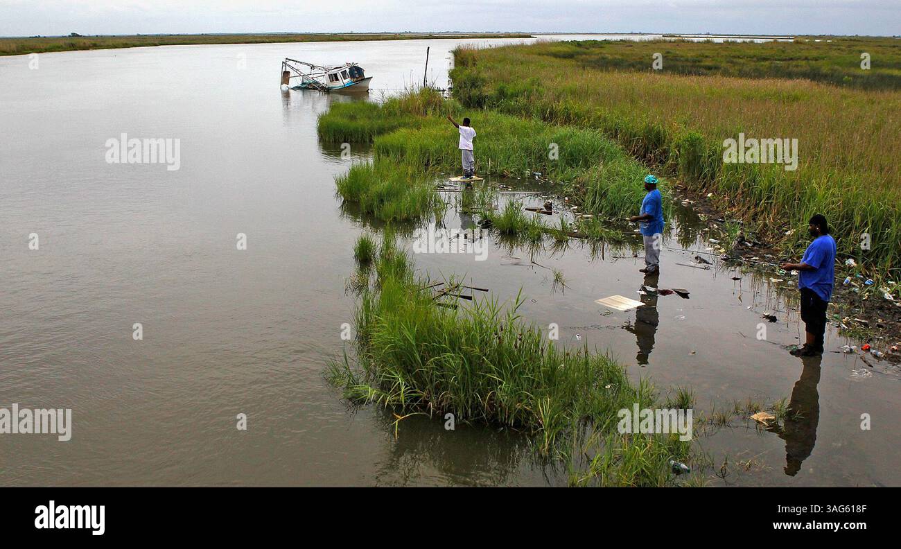30. Juni 2012 - Dulac, LA, USA - Einwohner fischen in der Nähe der Grand Caillou Road Swing Bridge in Dulac, Louisiana, 10. Juni 2012. Dulac, eine Küstengemeinde, kämpft seit Jahrzehnten gegen das Eindringen von Salzwasser und hat beobachtet, wie die Küste langsam weggespült wird. (Kreditbild: © David Grunfeld/MCT/MCT/ZUMAPRESS.com) Stockfoto