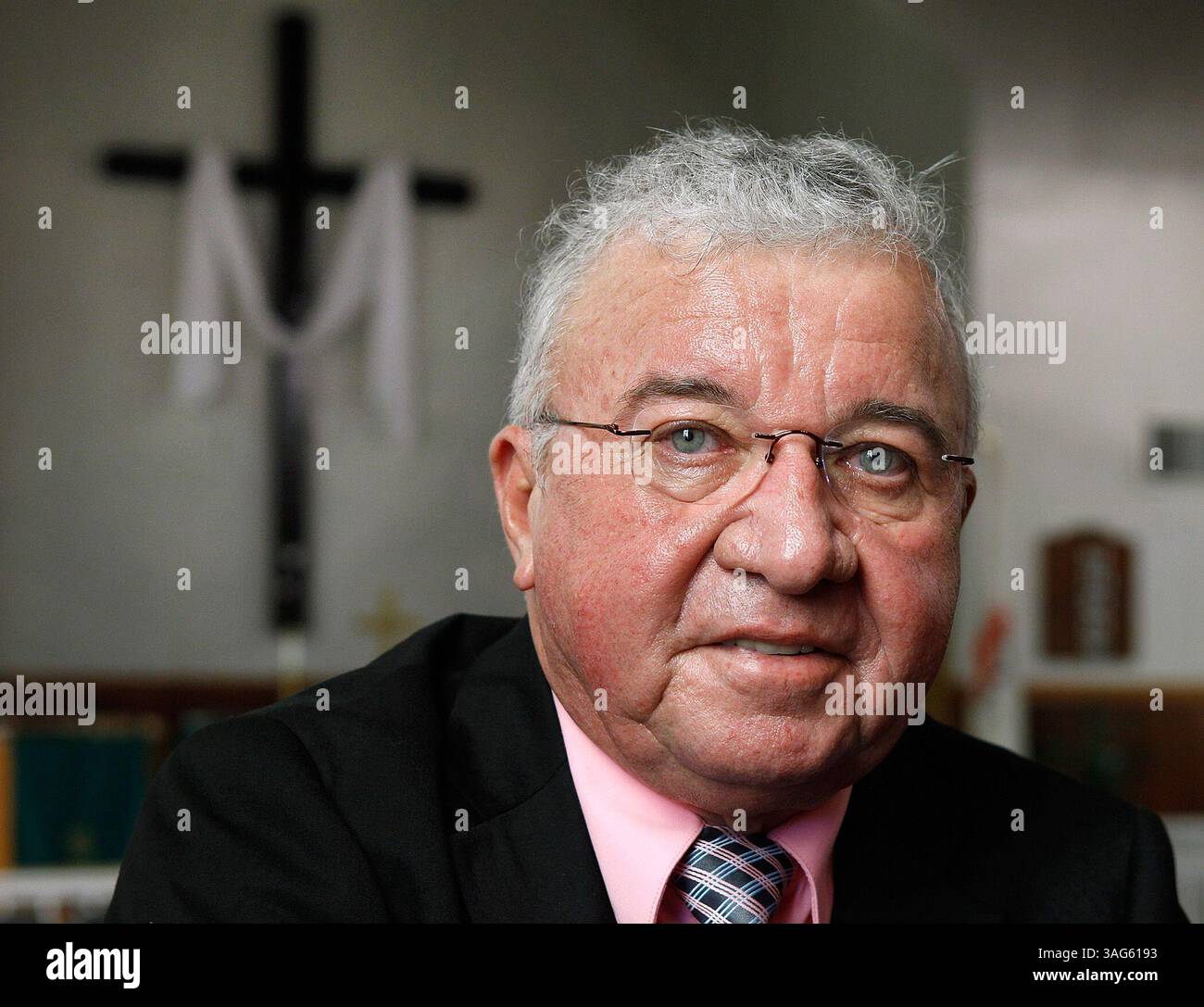 30. Juni 2012: Dulac, LA, USA: Pastor Kirby Verret hält am 10. Juni 2012 in der Clanton Chapel United Methodist Church die Sonntagsverehrung in Dulac, Louisiana. Die Mitglieder der Kirche sind Mitglieder der Houma-Indianer, einem überwiegend französischsprachigen Stamm. Einmal im Monat hält Verret Sonntagsgottesdienst auf Französisch. (Kreditbild: © David Grunfeld/MCT/MCT/ZUMAPRESS.com) Stockfoto