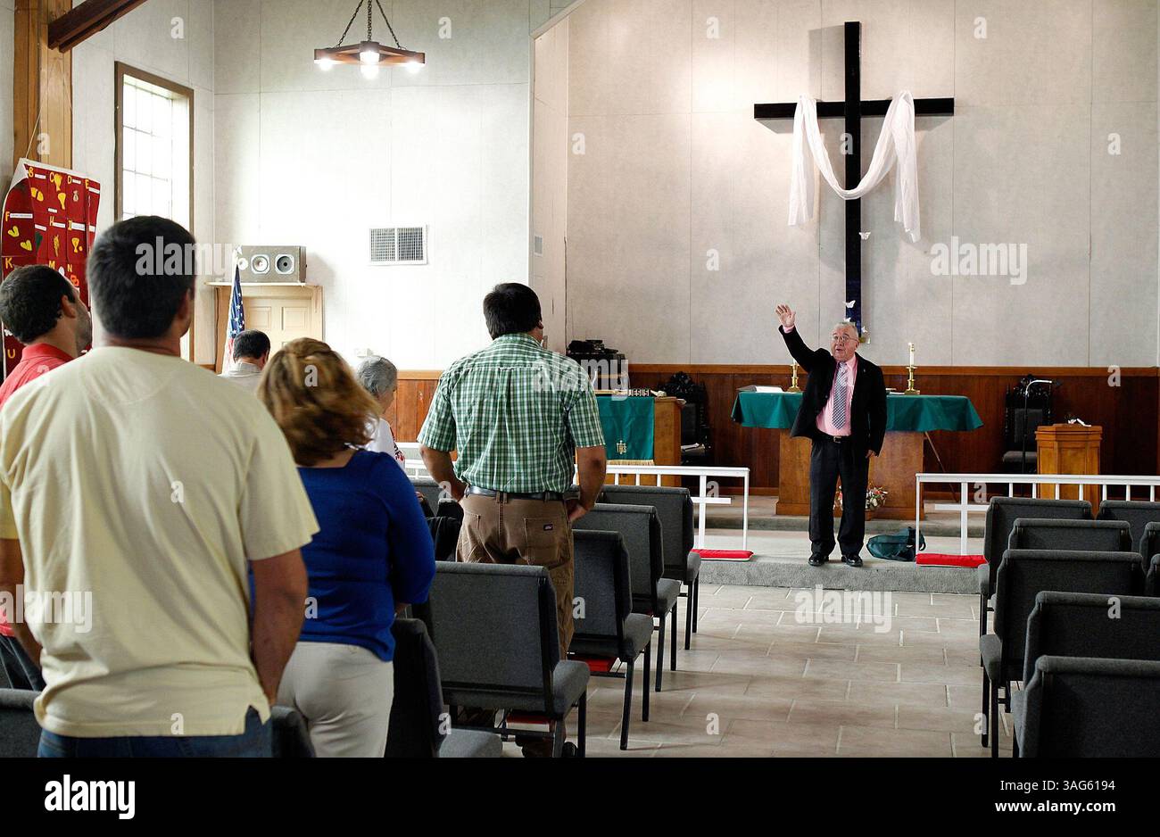 30. Juni 2012: Dulac, LA, USA: Pastor Kirby Verret hält am 10. Juni 2012 in der Clanton Chapel United Methodist Church die Sonntagsverehrung in Dulac, Louisiana. Die Mitglieder der Kirche sind Mitglieder der Houma-Indianer, einem überwiegend französischsprachigen Stamm. Einmal im Monat hält Verret Sonntagsgottesdienst auf Französisch. (Kreditbild: © David Grunfeld/MCT/MCT/ZUMAPRESS.com) Stockfoto