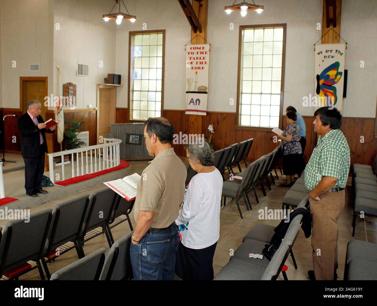 30. Juni 2012: Dulac, LA, USA: Pastor Kirby Verret hält am 10. Juni 2012 in der Clanton Chapel United Methodist Church die Sonntagsverehrung in Dulac, Louisiana. Die Mitglieder der Kirche sind Mitglieder der Houma-Indianer, einem überwiegend französischsprachigen Stamm. Einmal im Monat hält Verret Sonntagsgottesdienst auf Französisch. (Kreditbild: © David Grunfeld/MCT/MCT/ZUMAPRESS.com) Stockfoto