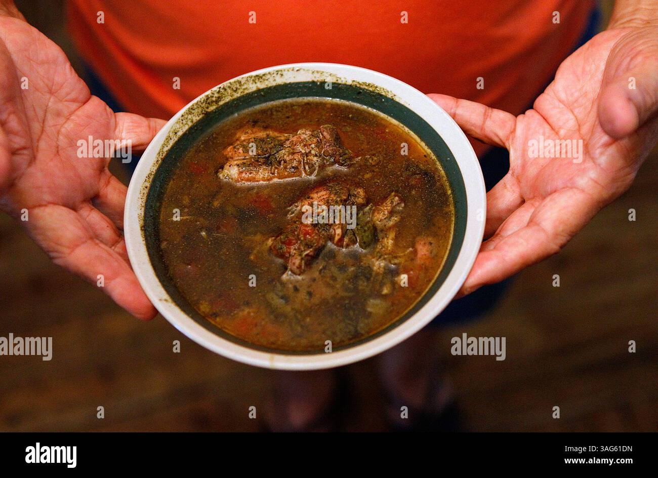 30. Juni 2012 - Dulac, LA, USA - Ein Gumbo mit Huhn und Wurst wird von Lois Salinas hergestellt, Inhaber des Restaurants Annie's in Dulac, Louisiana, 10. Juni 2012. (Kreditbild: © David Grunfeld/MCT/MCT/ZUMAPRESS.com) Stockfoto