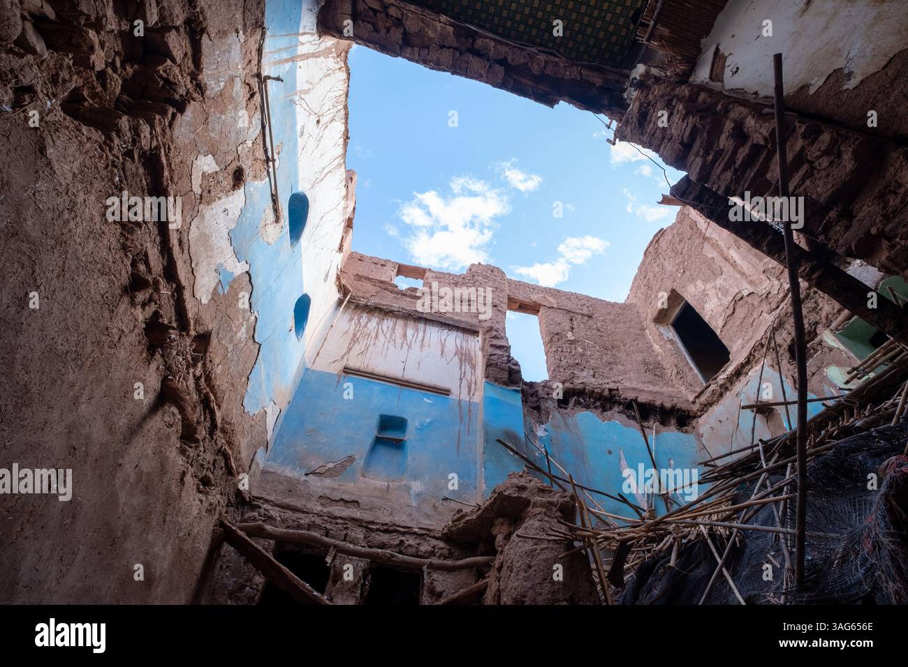 Das zerstörte Erdbeben beschädigte Tongebäude in der Garnisonsstadt Ouarzazate im subsaharischen Marokko Stockfoto