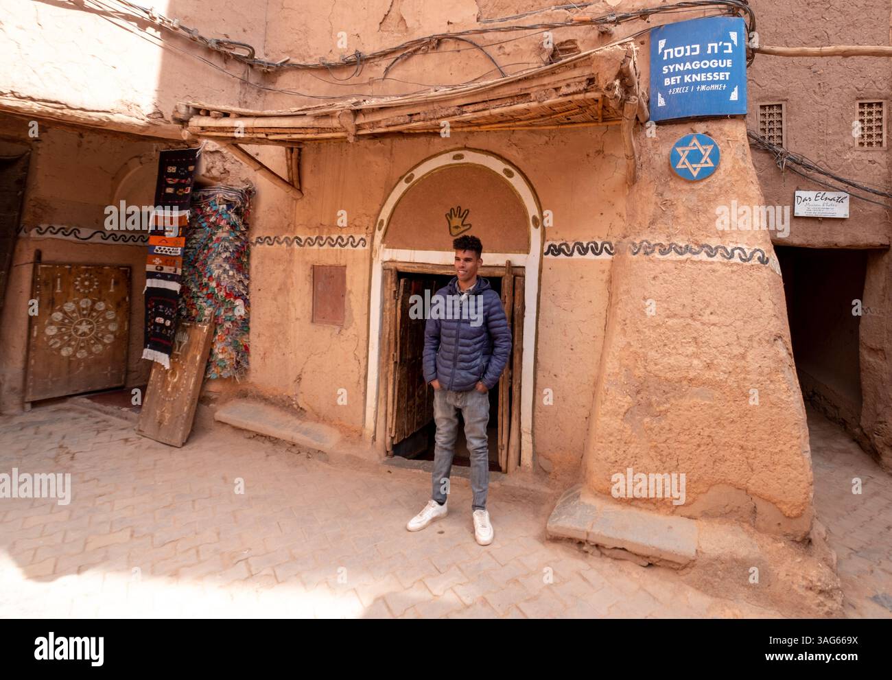 Besitzer der jüdischen Synagoge in Ouarzazate, Marokko, historischer Handelsposten am Tor zur Sahara, heute ein Museum mit Berber- und jüdischen Artefakten. Stockfoto